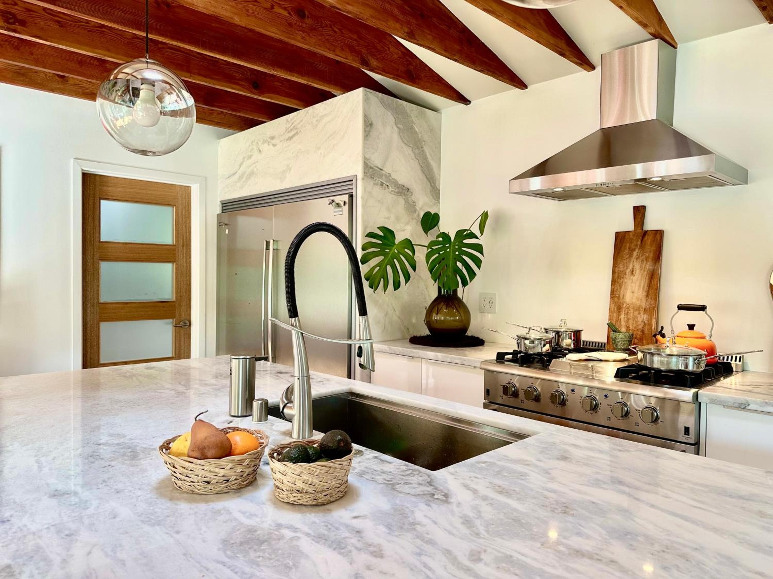 Spacious Resort Getaway @ Echo Park Ranch - Luxury indoor/ outdoor home steps from Sunset Blvd, Echo Park Lake, Dodgers Stadium — 4