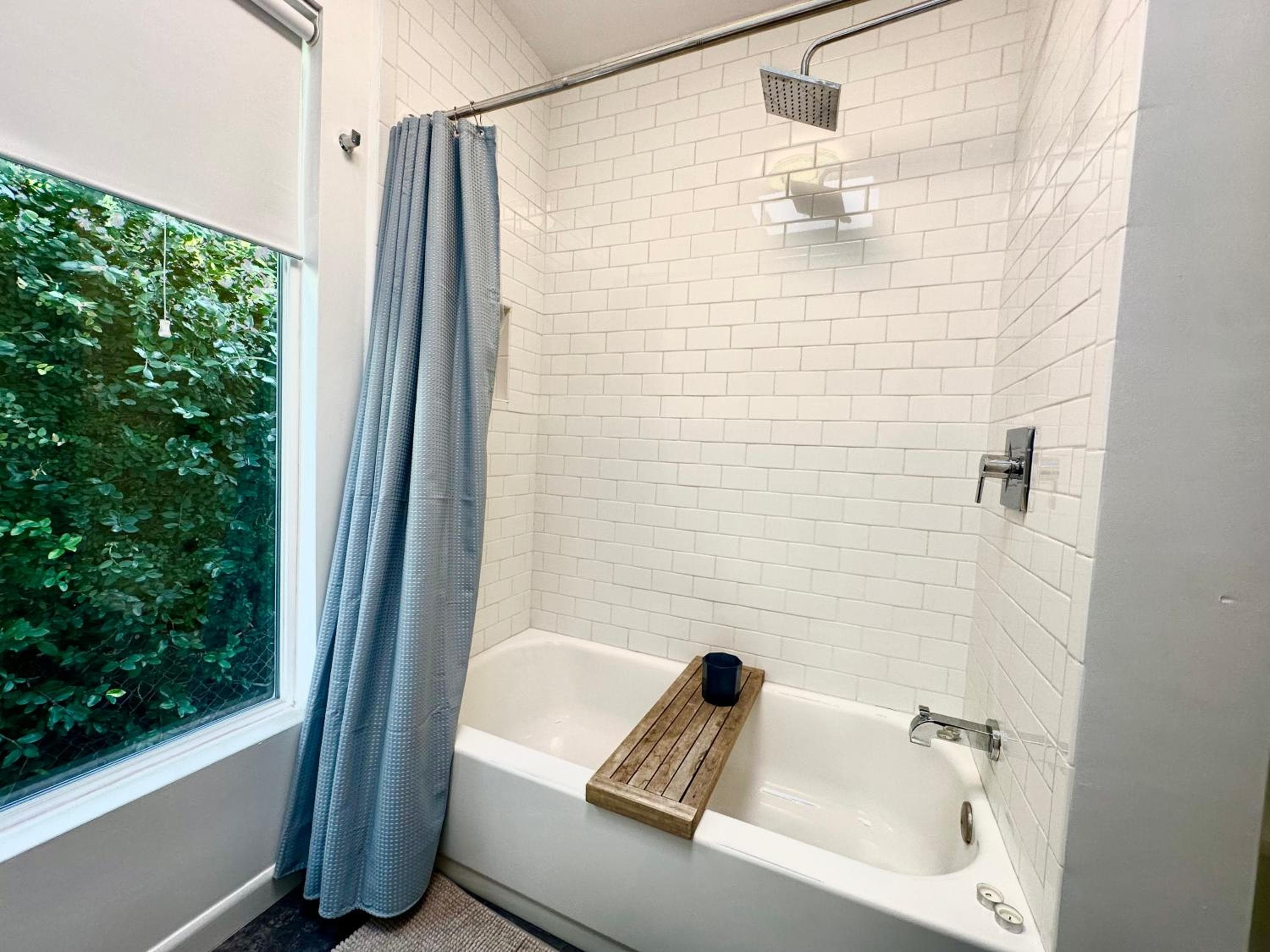 Spacious Resort Getaway @ Echo Park Ranch - Luxury indoor/ outdoor home steps from Sunset Blvd, Echo Park Lake, Dodgers Stadium — 5