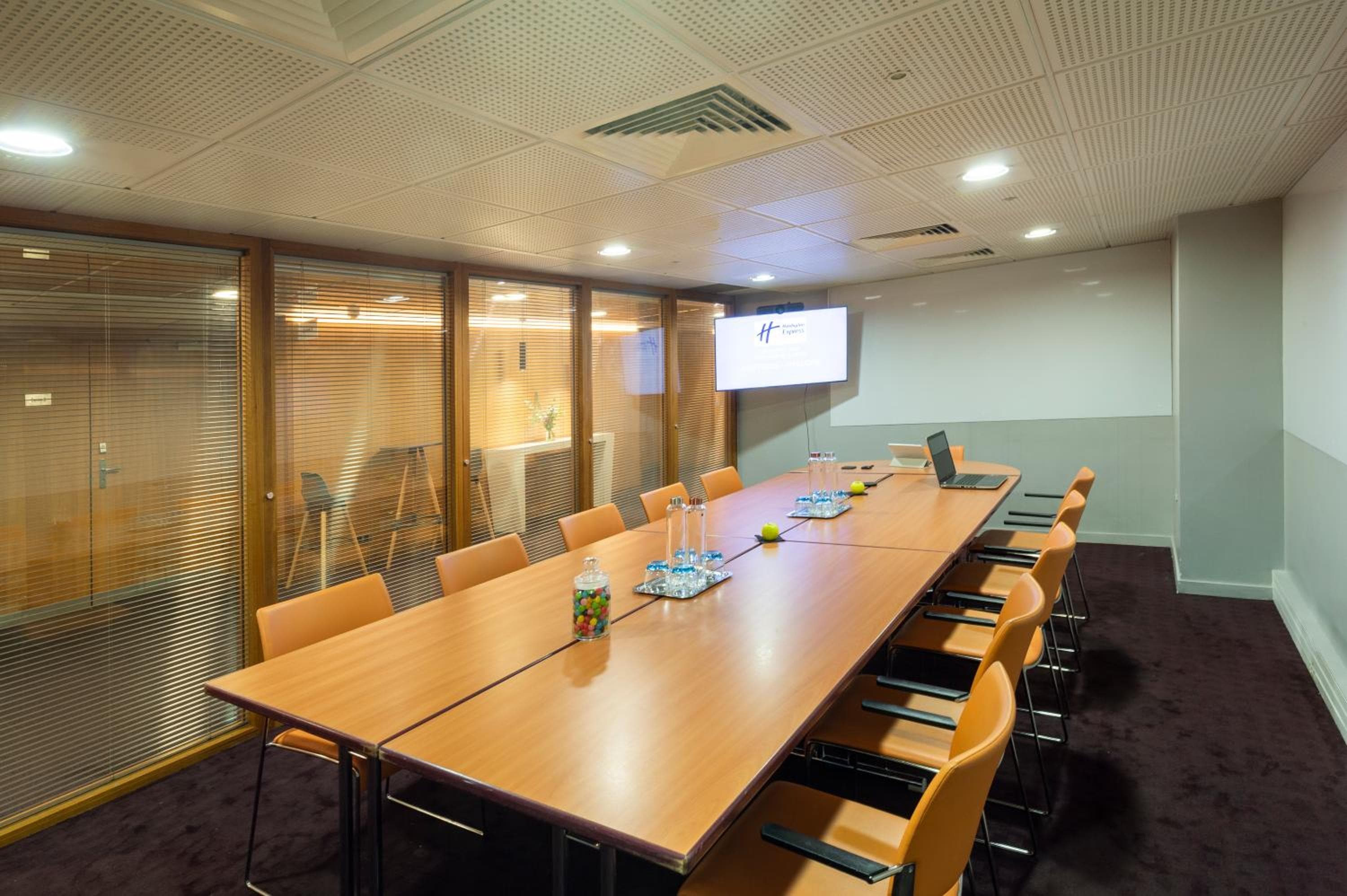 Holiday Inn Express Paris-Canal De La Villette by IHG — 6
