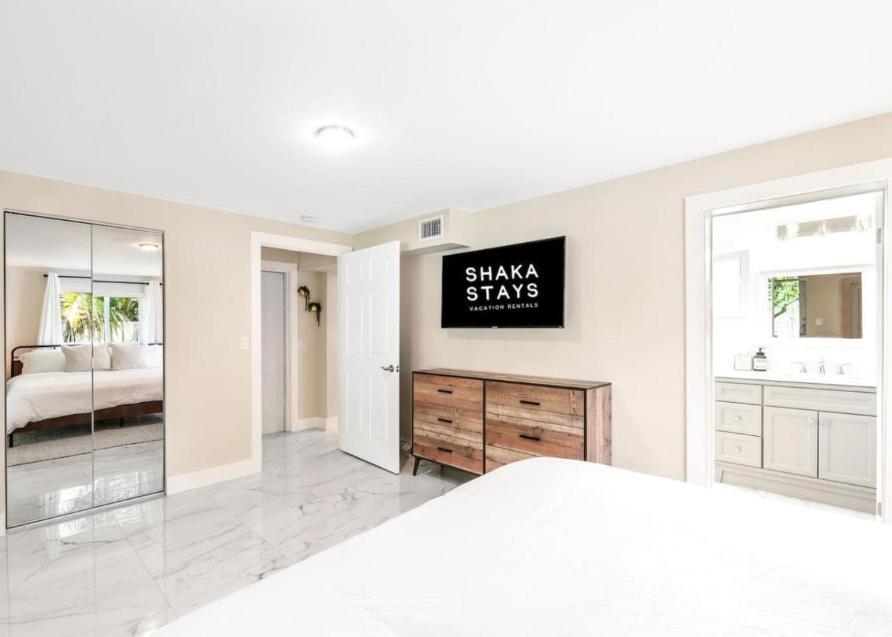Modern Bungalow near Wilton Drive I Pool Table — 25