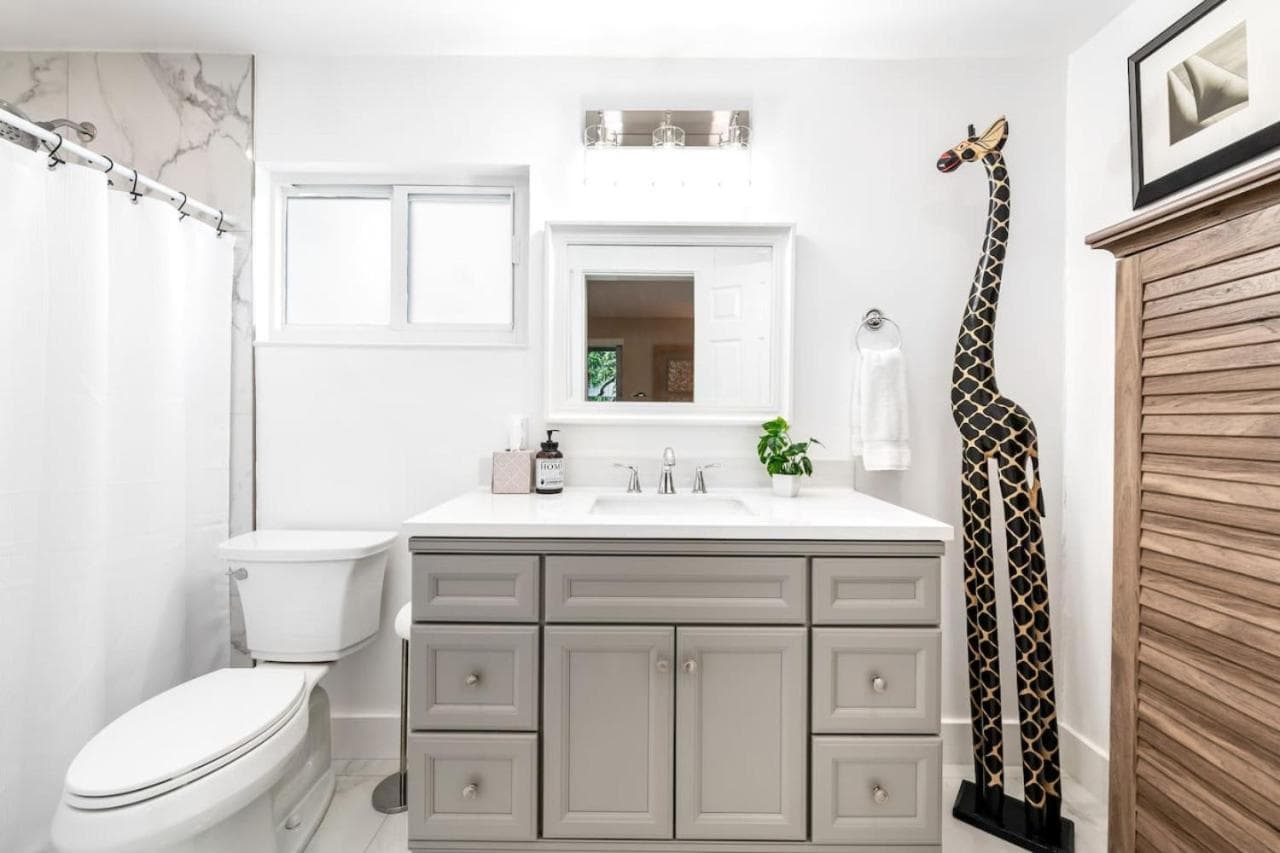Modern Bungalow near Wilton Drive I Pool Table — 25