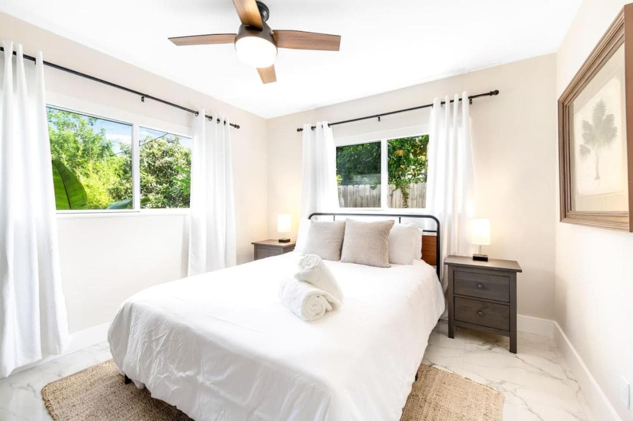 Modern Bungalow near Wilton Drive I Pool Table — 17