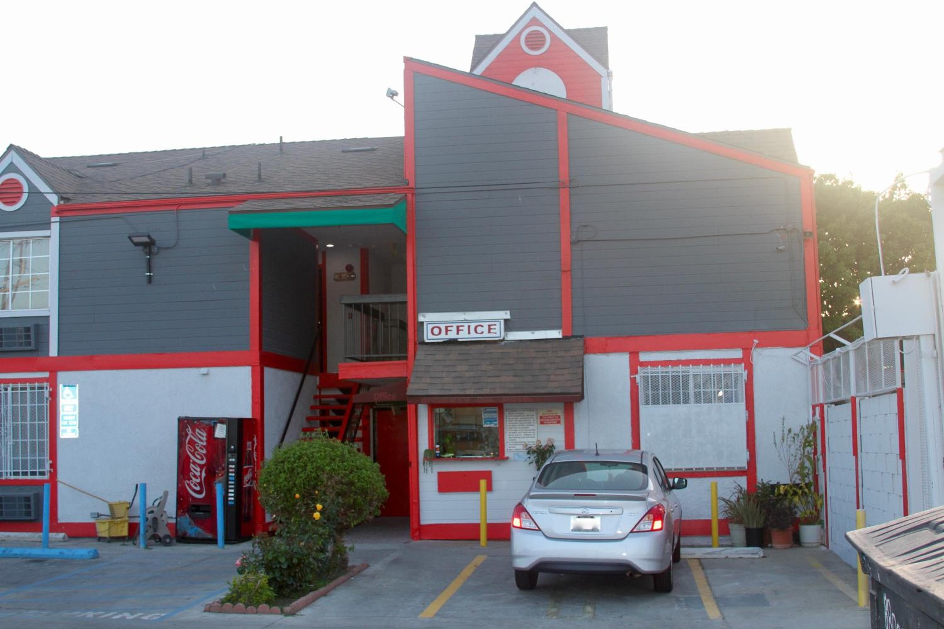 Broadway Inn Motel — 1