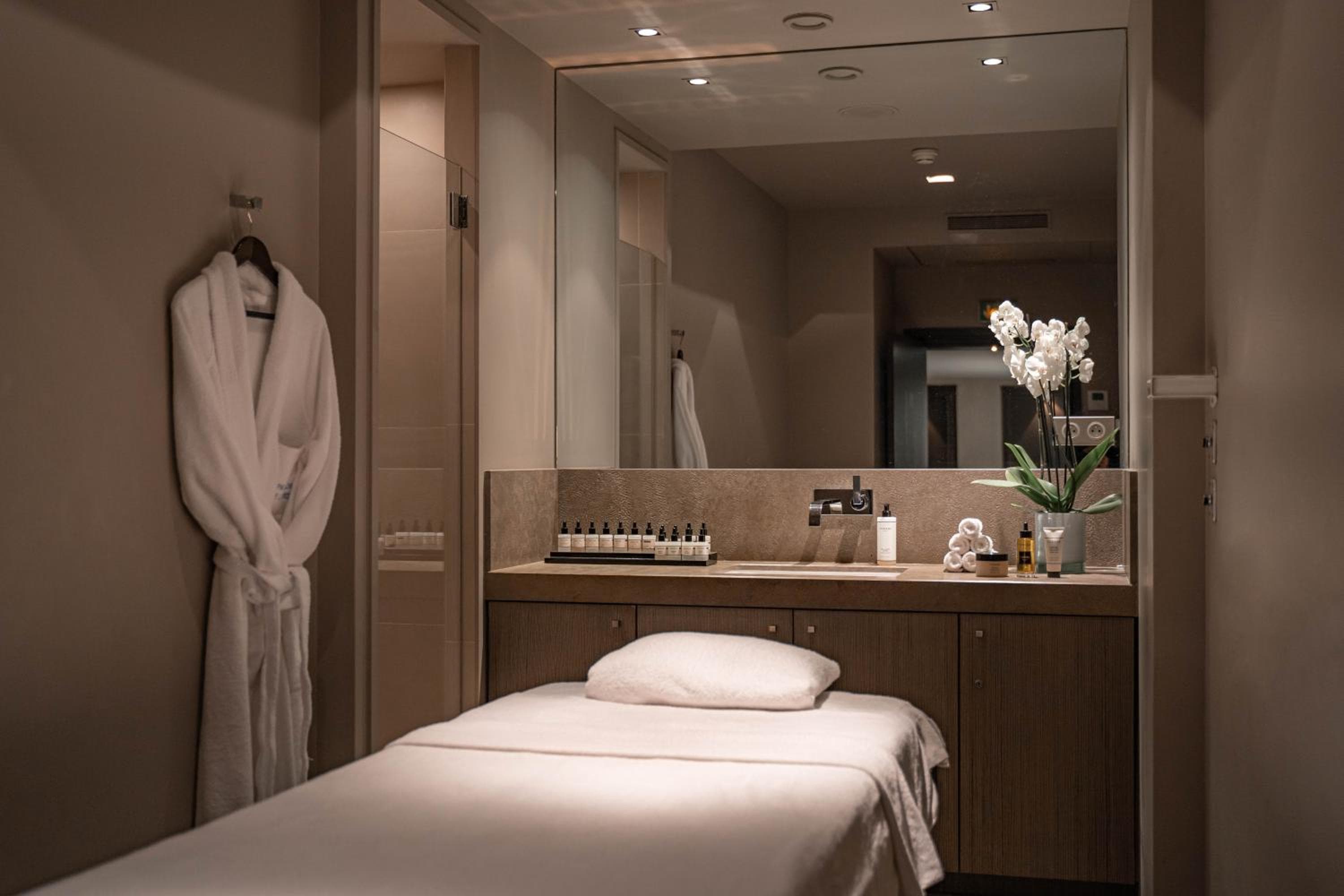 Le Pavillon de la Reine & Spa, Place des Vosges — 16