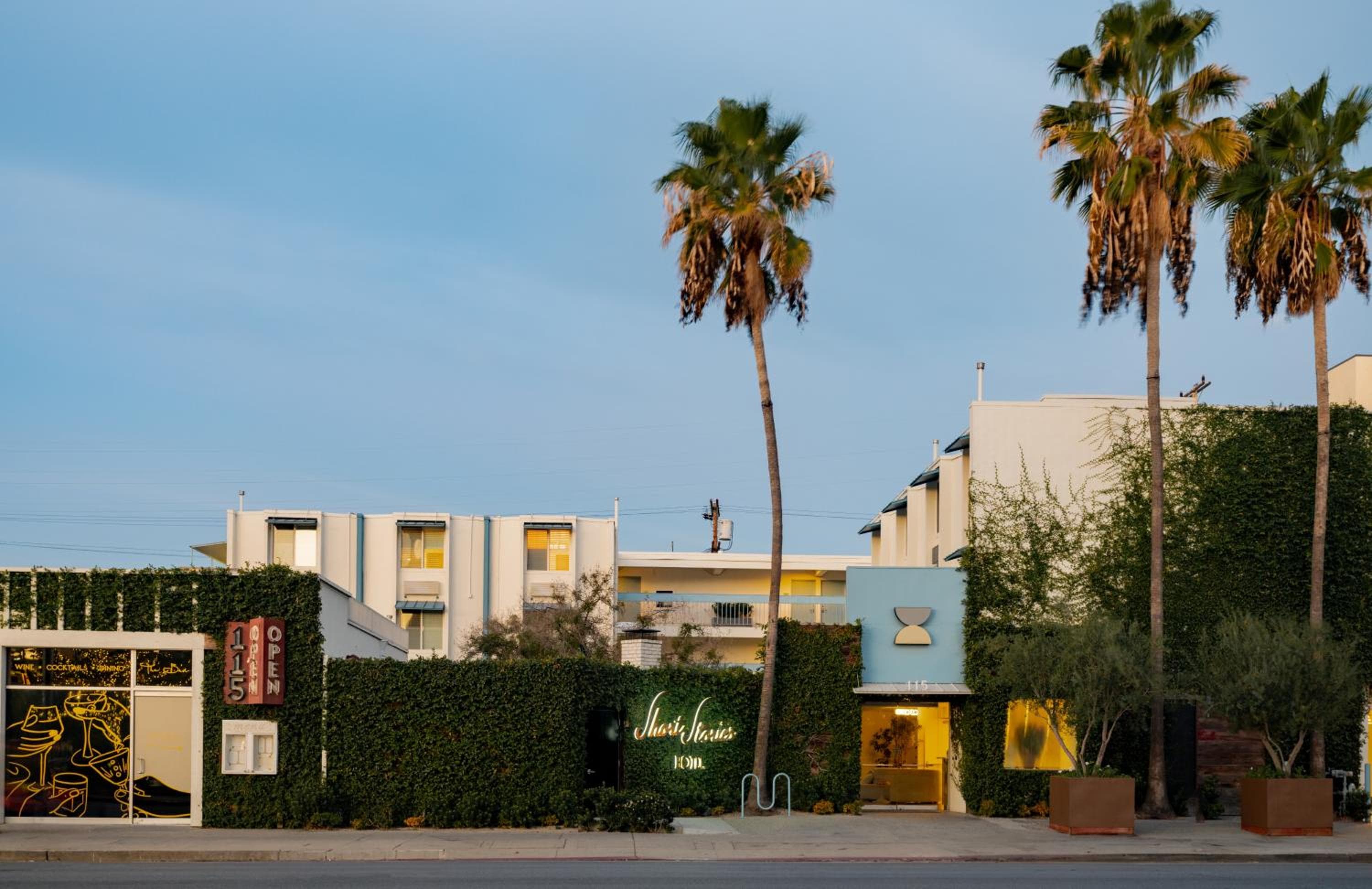 Short Stories Hotel Near The Grove — 1