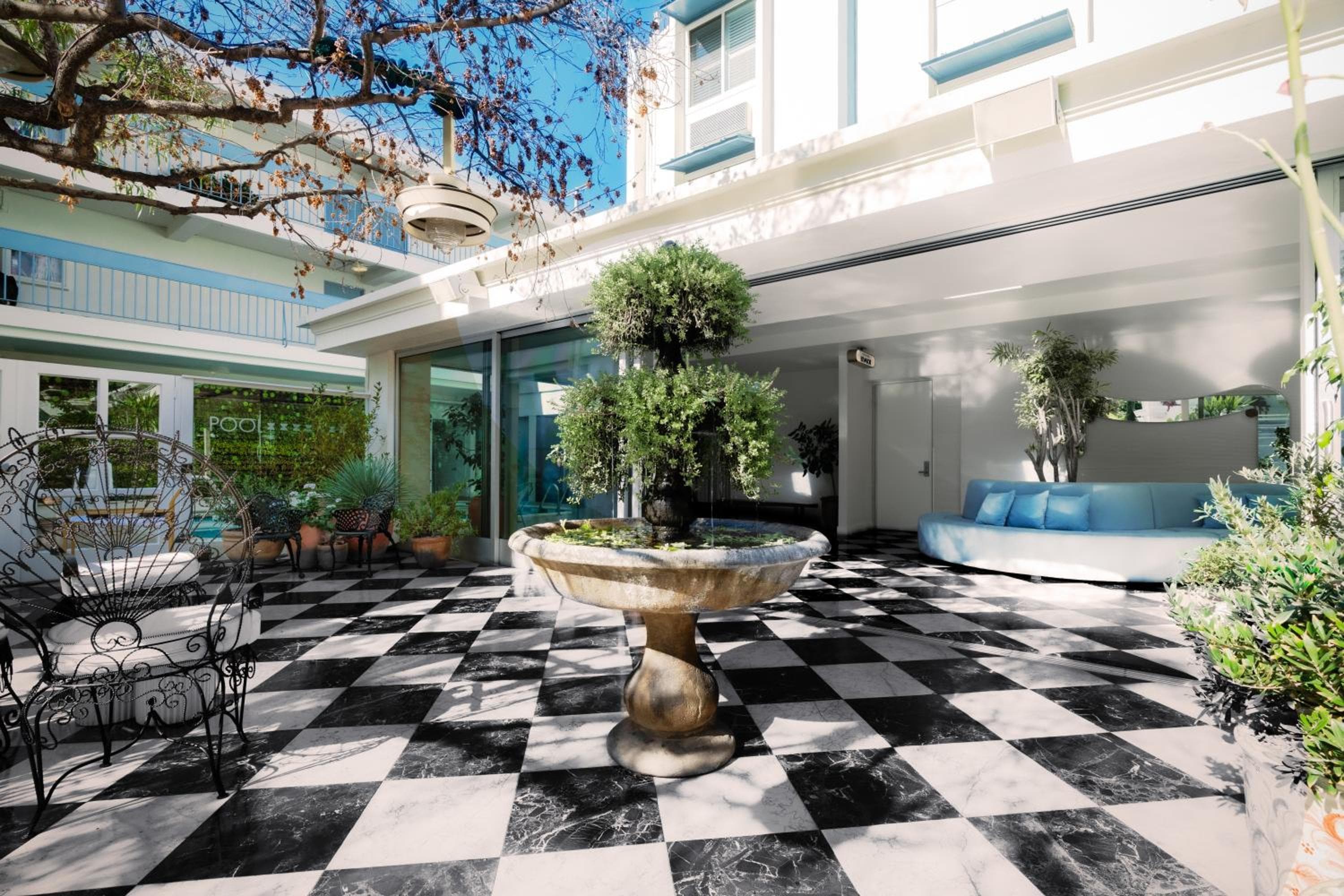 Short Stories Hotel Near The Grove — 29
