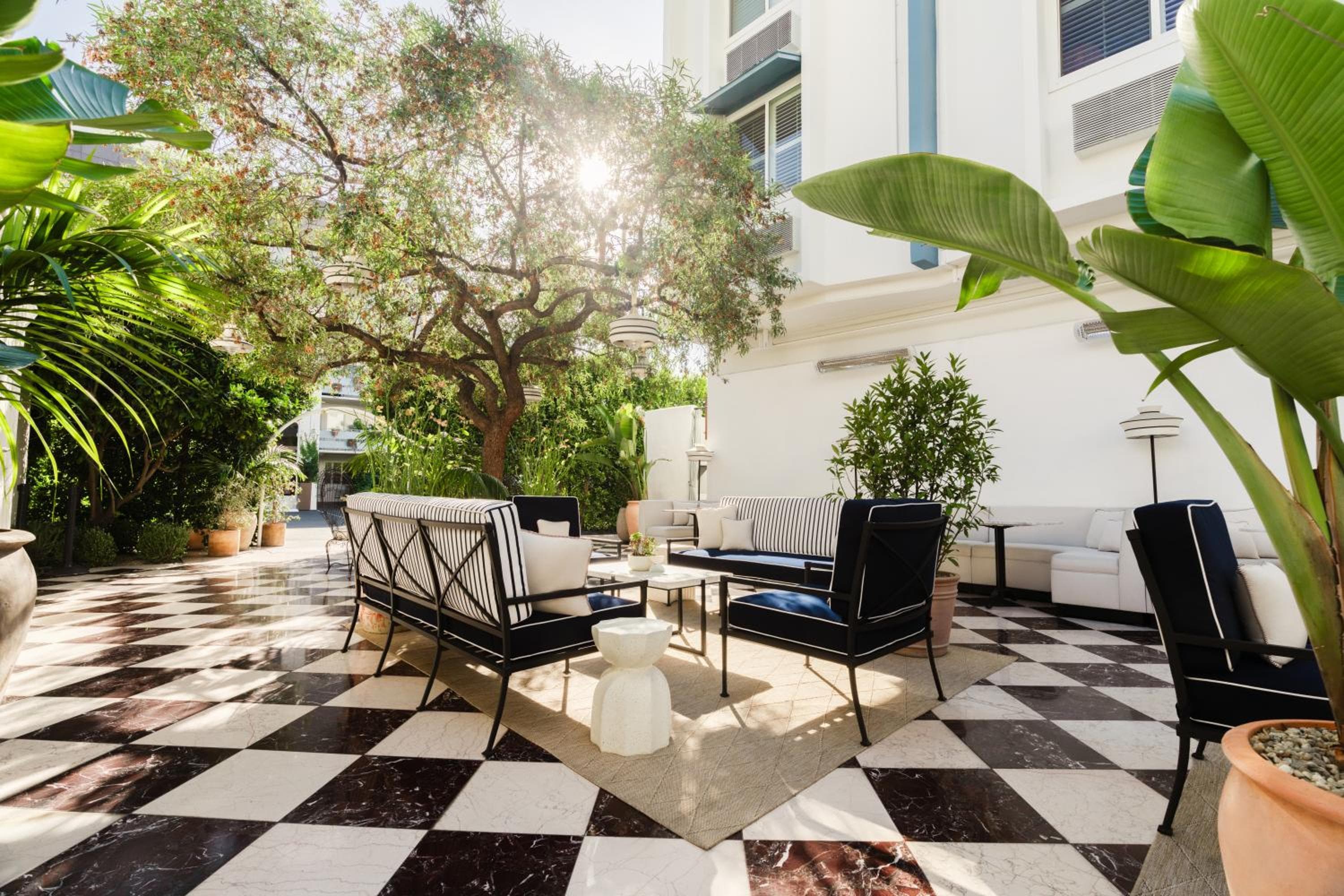 Short Stories Hotel Near The Grove — 30