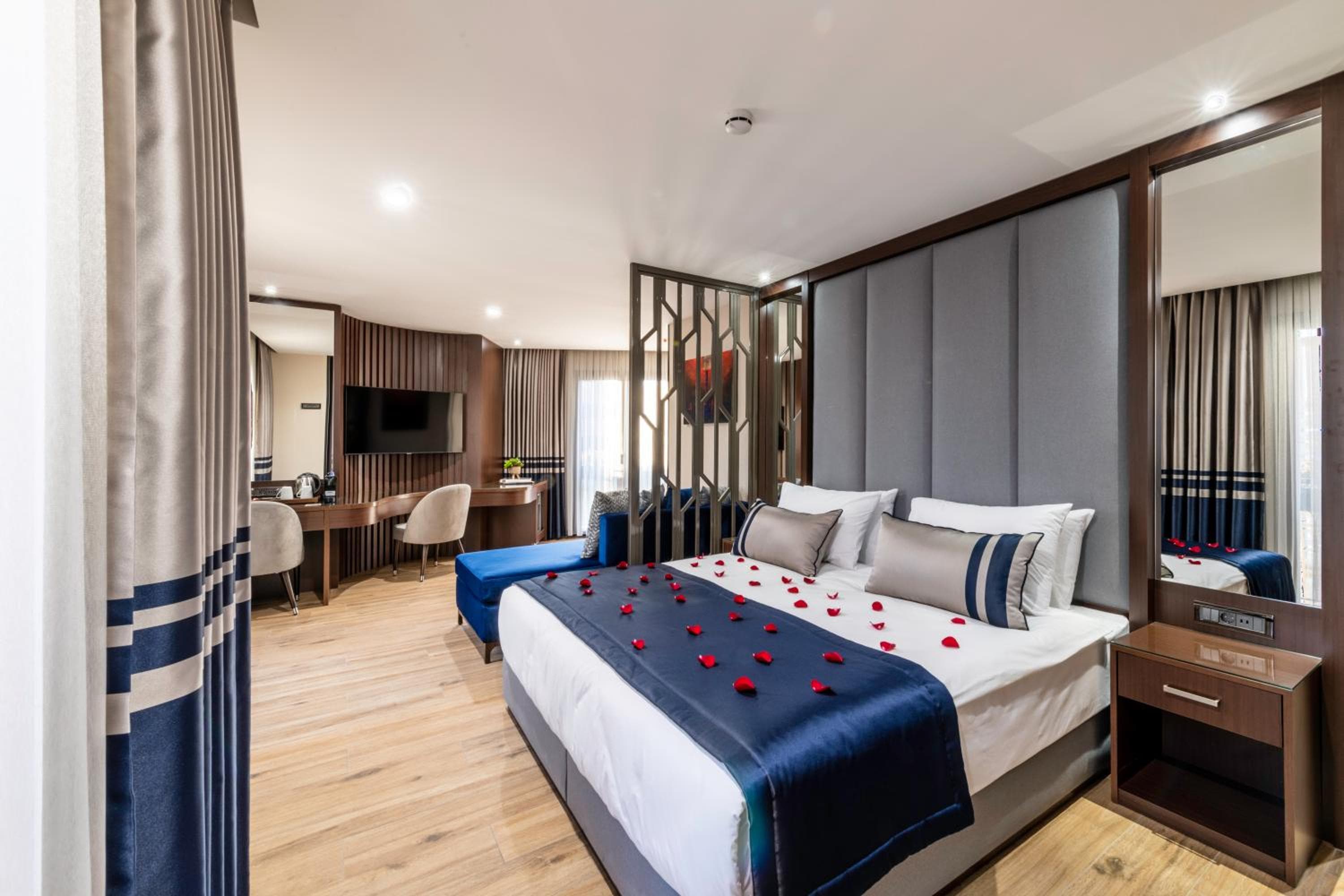 Aprilis Deluxe Hotel — 21