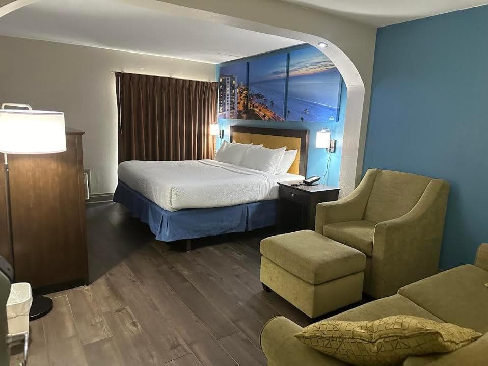 Days Inn & Suites by Wyndham Tampa - Ybor City — 5