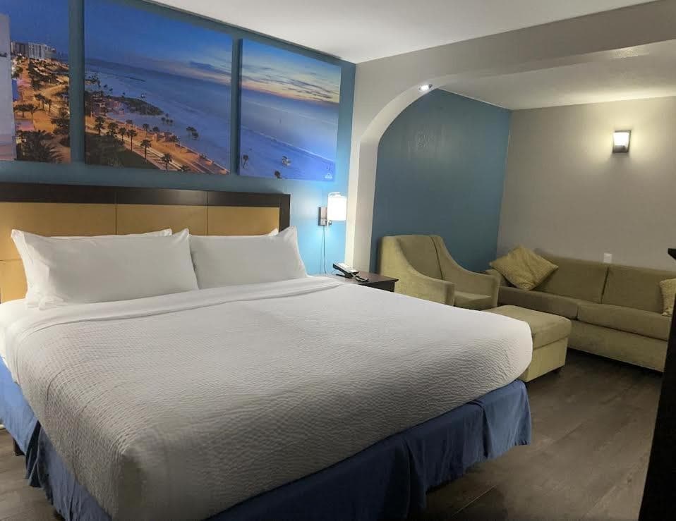 Days Inn & Suites by Wyndham Tampa - Ybor City — 8