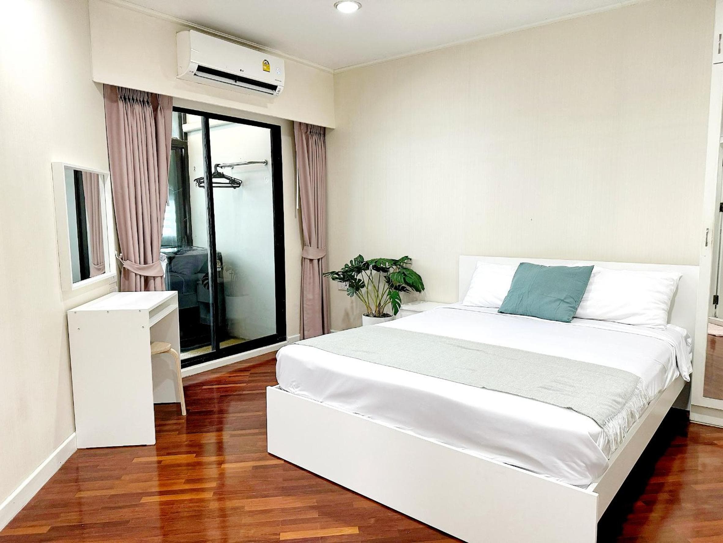 Center Bangkok Suite next to Platinum mall — 8