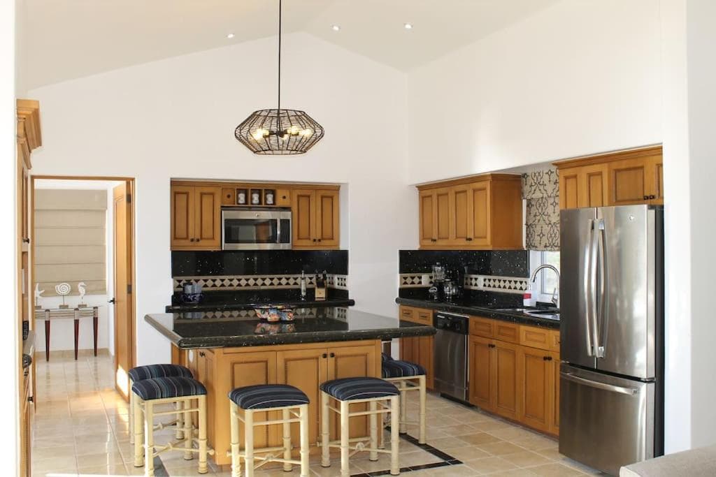 Oceanfront Penthouse, 2 Masters, 2 Baths, kitchen! — 14