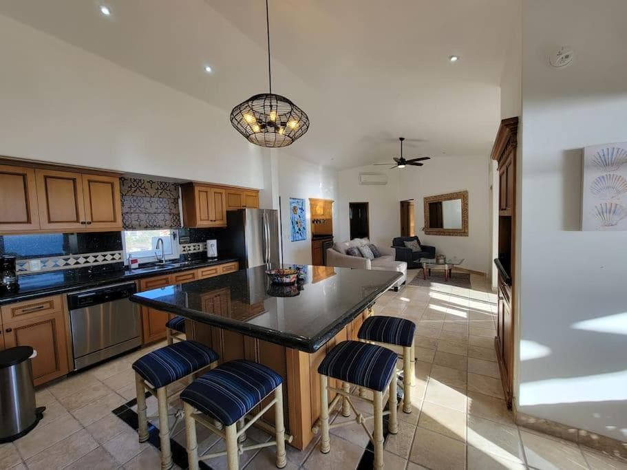 Oceanfront Penthouse, 2 Masters, 2 Baths, kitchen! — 13
