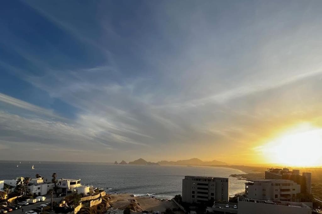 Oceanfront Penthouse, 2 Masters, 2 Baths, kitchen! — 24