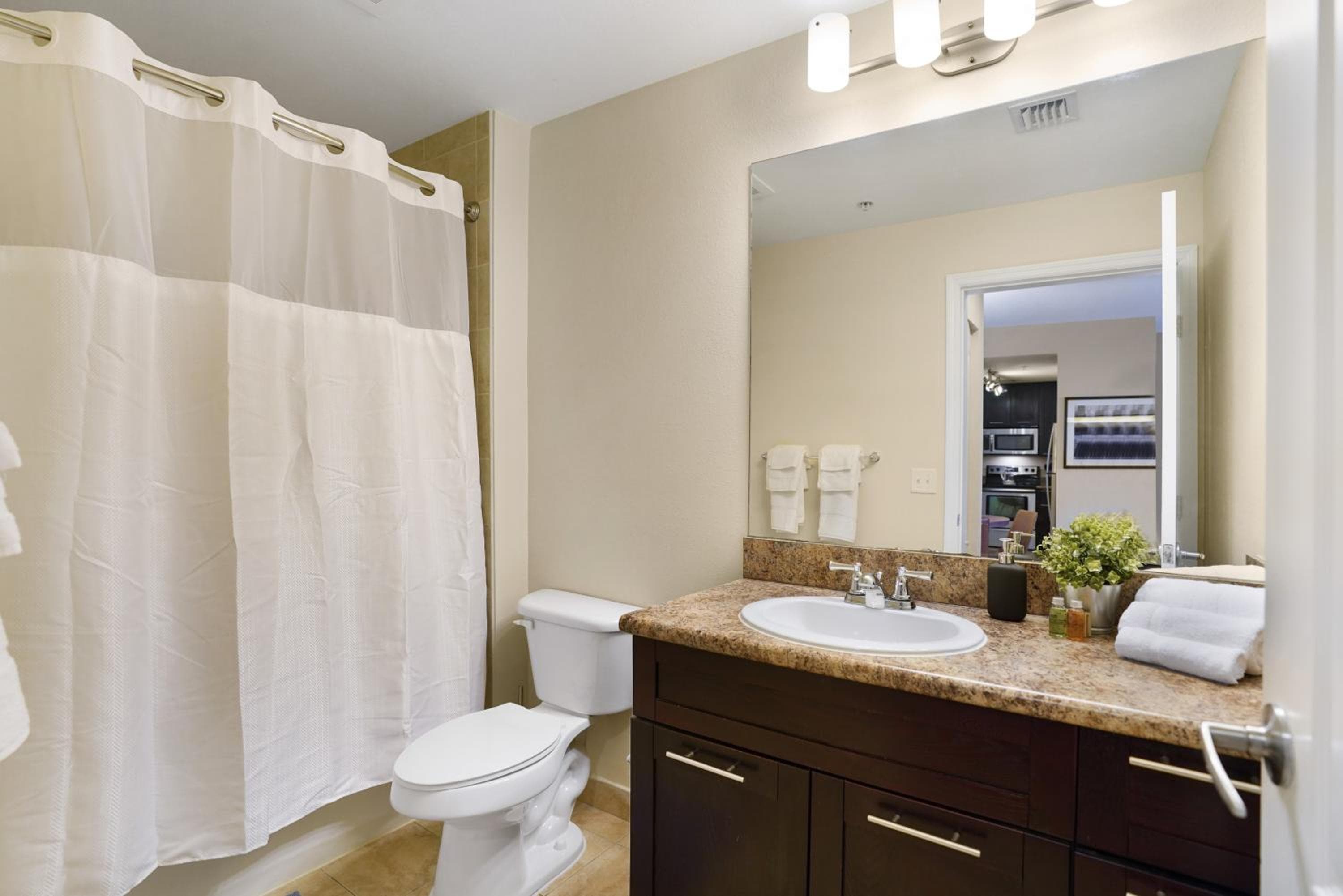 Dharma Home Suites South Miami en Red Road Commons — 3