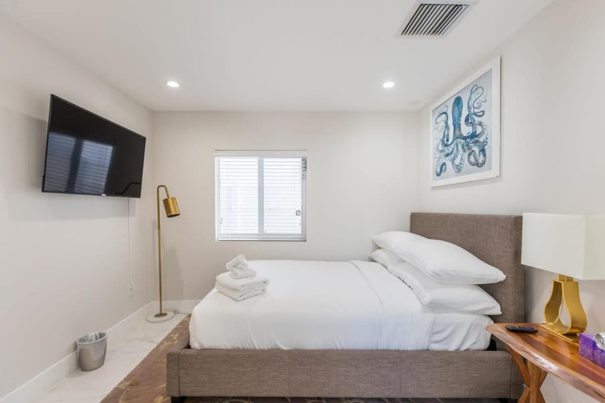 Olas Villa by RoveTravel Heated Pool & BBQ — 23