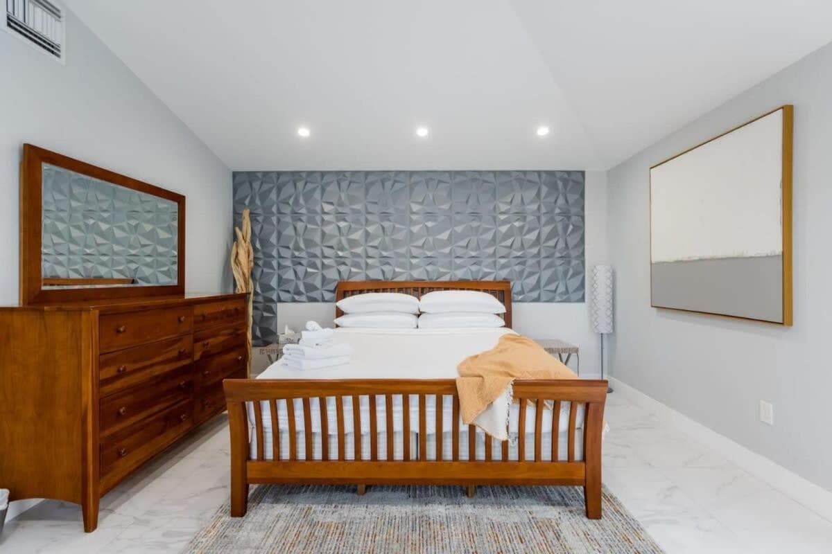 Olas Villa by RoveTravel Heated Pool & BBQ — 28