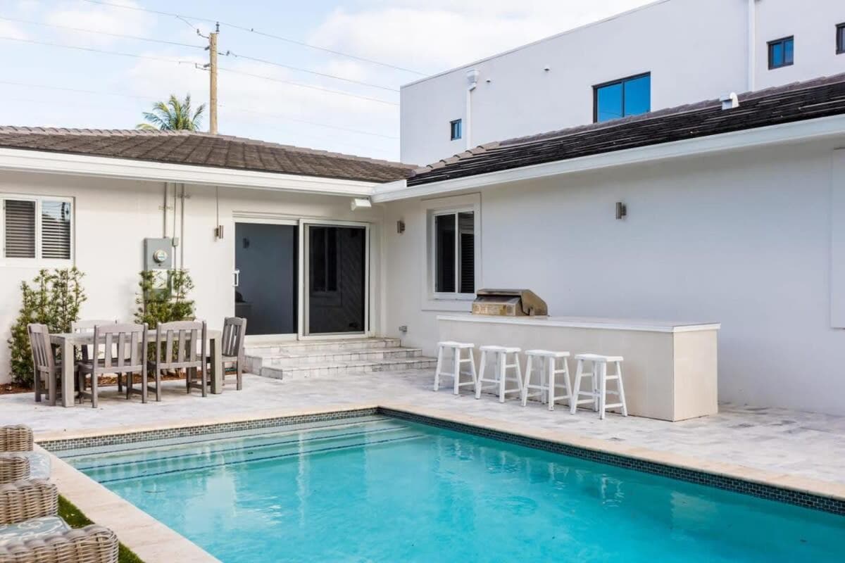 Olas Villa by RoveTravel Heated Pool & BBQ — 4