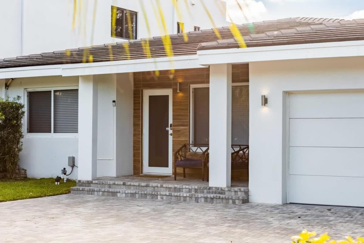 Olas Villa by RoveTravel Heated Pool & BBQ — 1