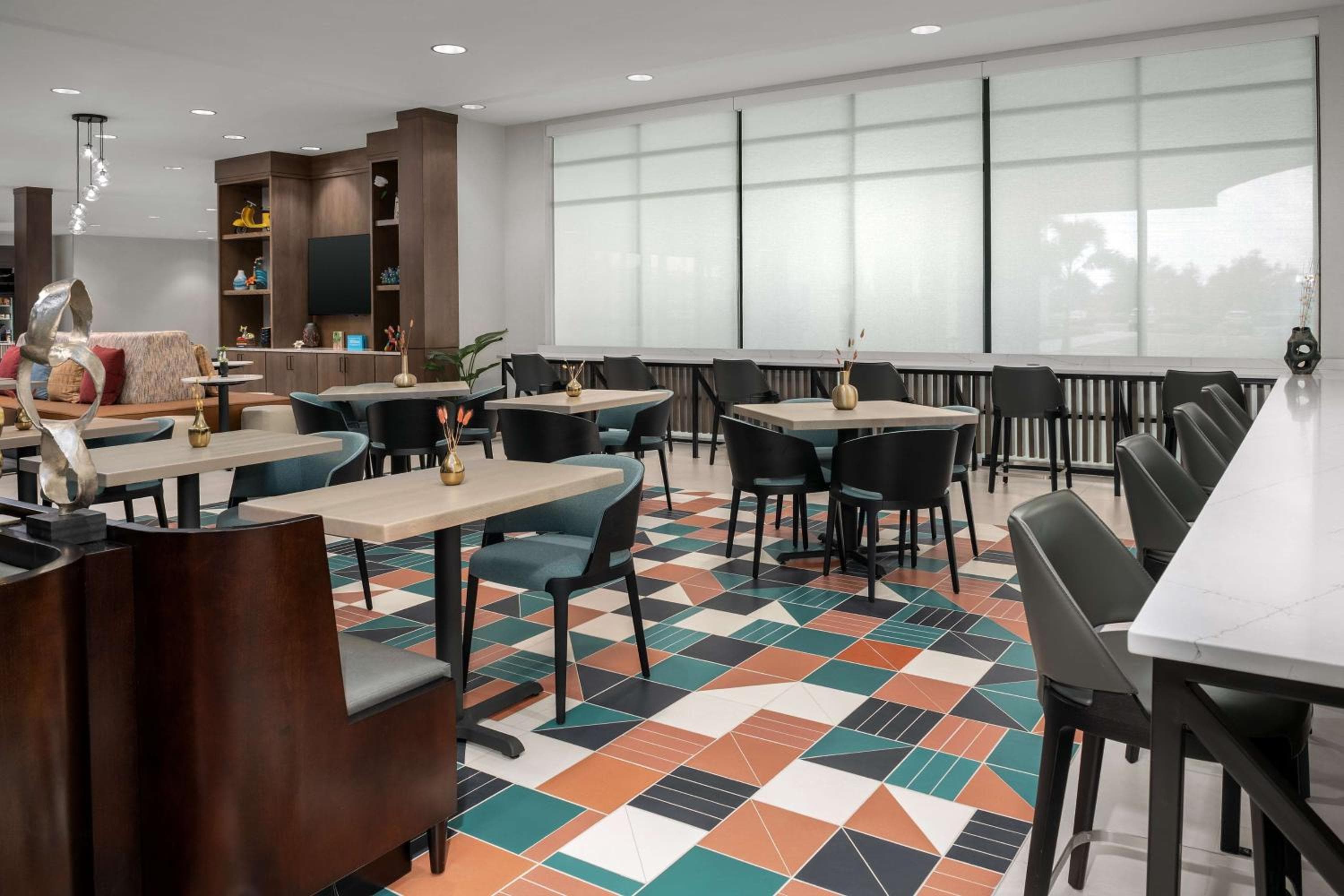 Hampton Inn Orlando Southeast Nona — 8