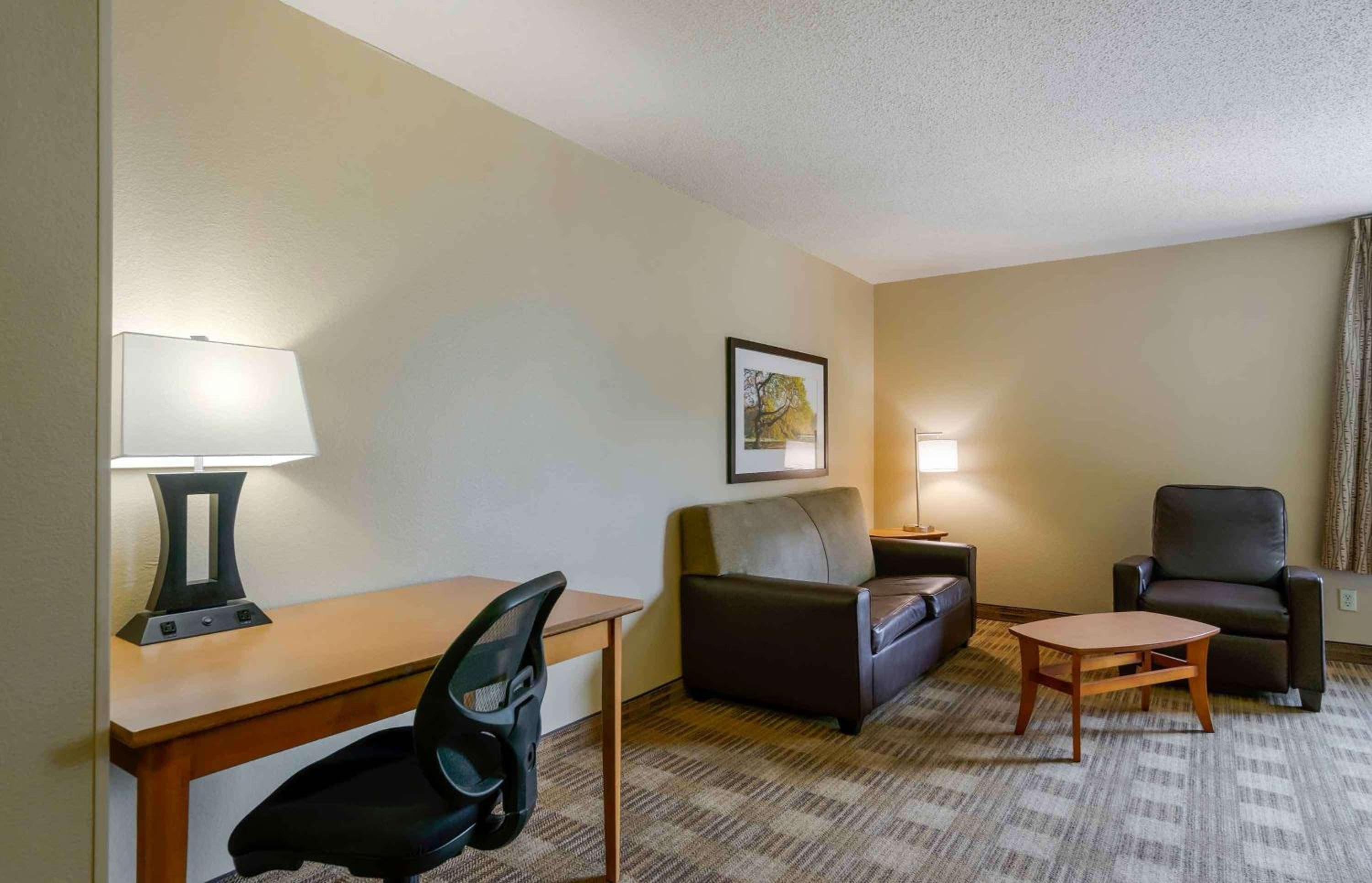Extended Stay America Select Suites Tampa Airport Memorial Hwy — 17