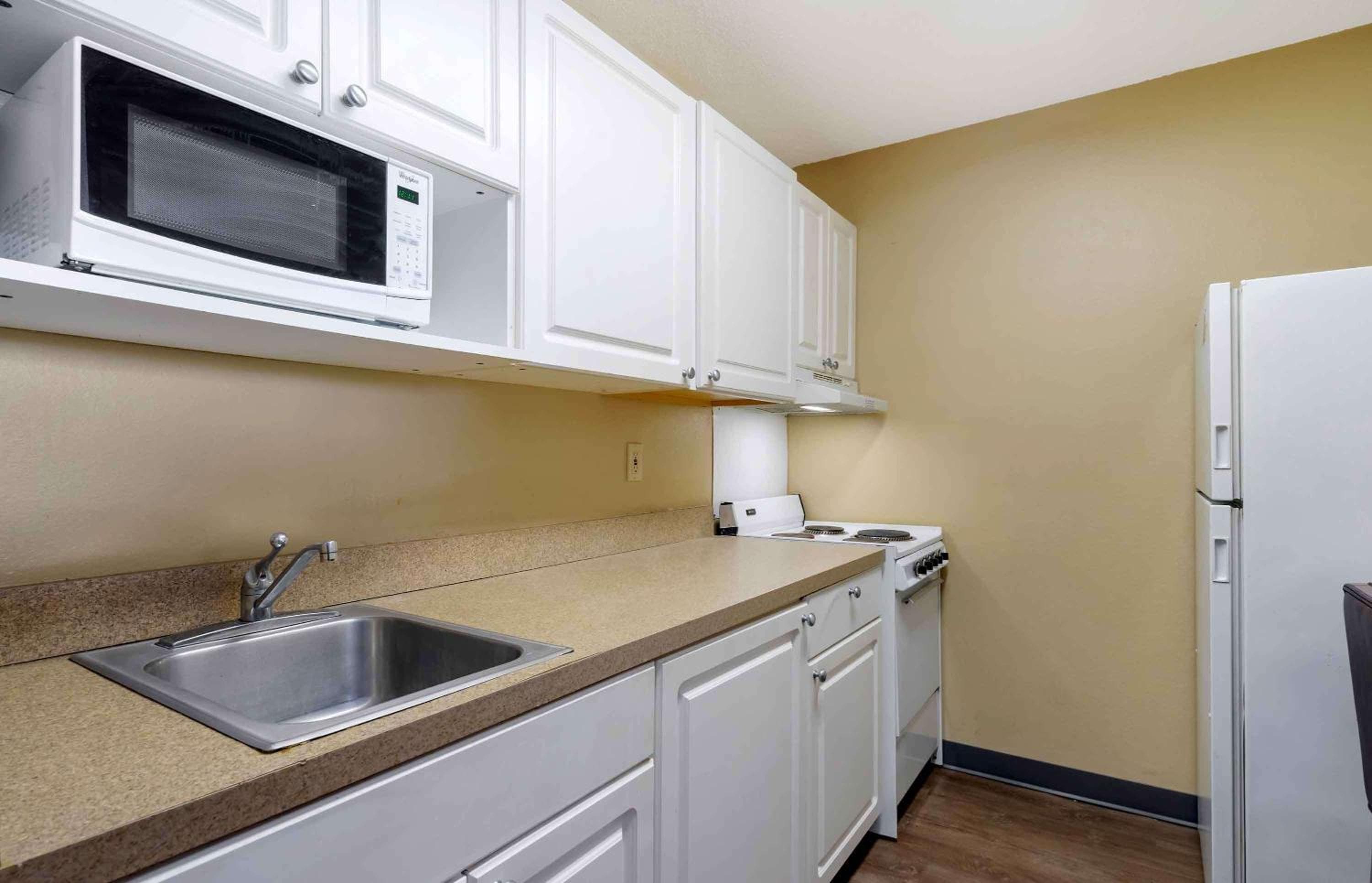 Extended Stay America Select Suites Tampa Airport Memorial Hwy — 22
