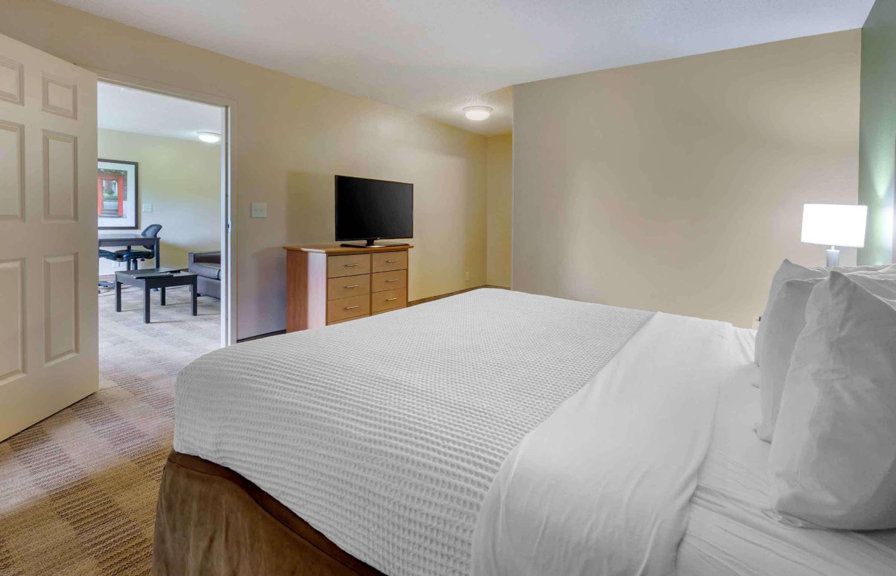 Extended Stay America Select Suites Tampa Airport Memorial Hwy — 24