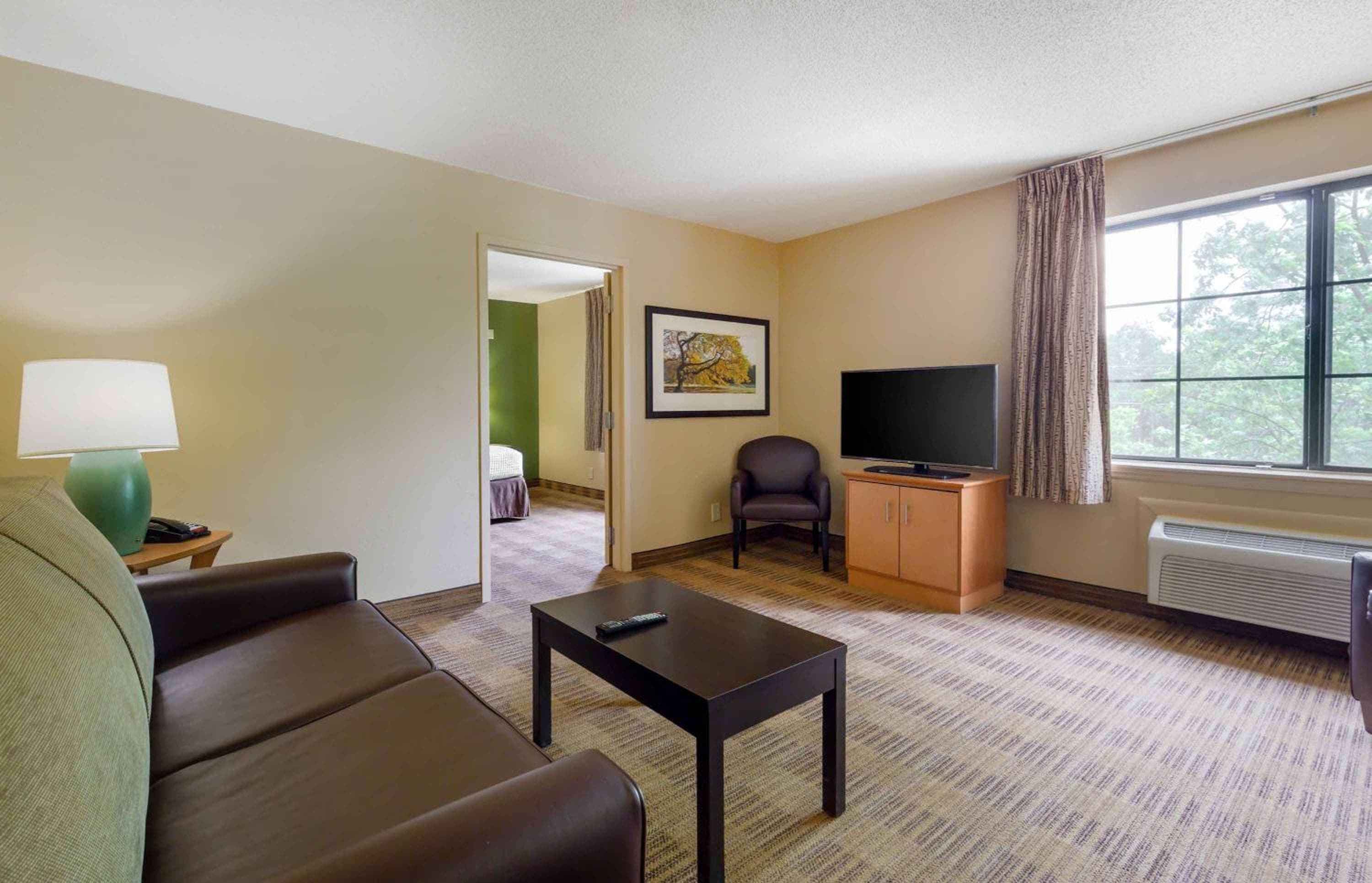 Extended Stay America Select Suites Tampa Airport Memorial Hwy — 26