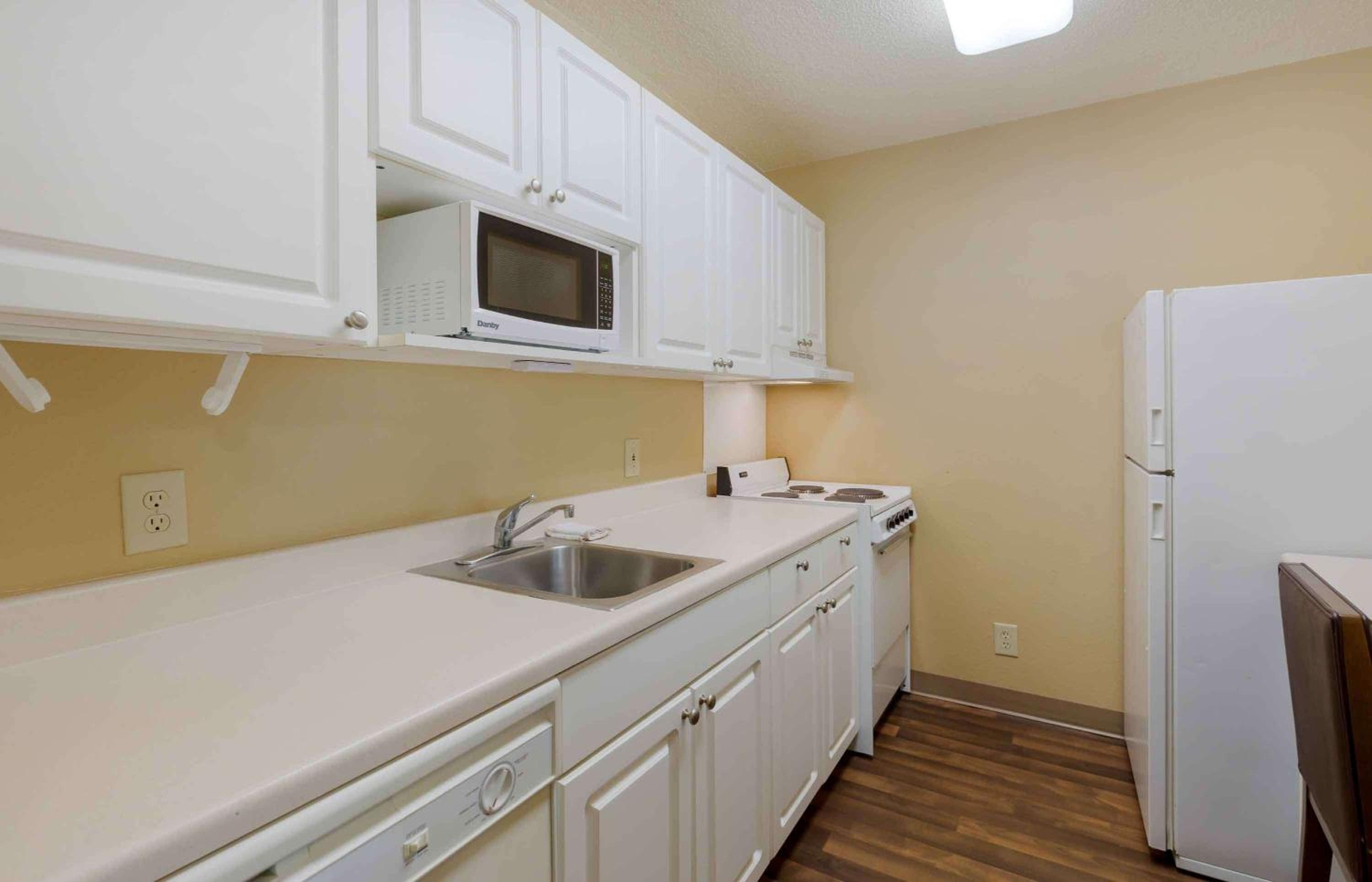 Extended Stay America Select Suites Tampa Airport Memorial Hwy — 27