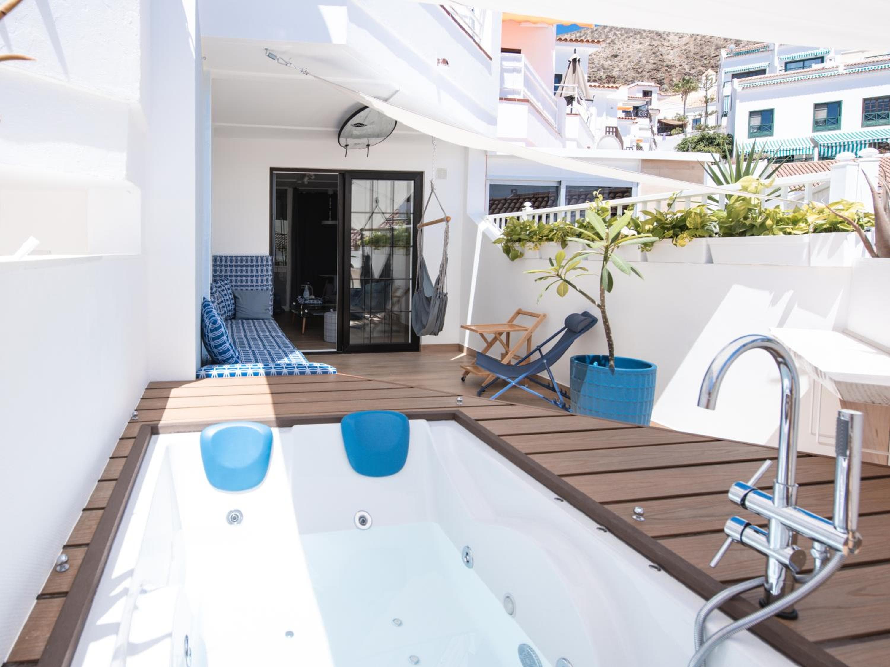 Modern, design, private jacuzzi - 2 terraces, 2 beds - Wow Apartment - Los Christianos — 1
