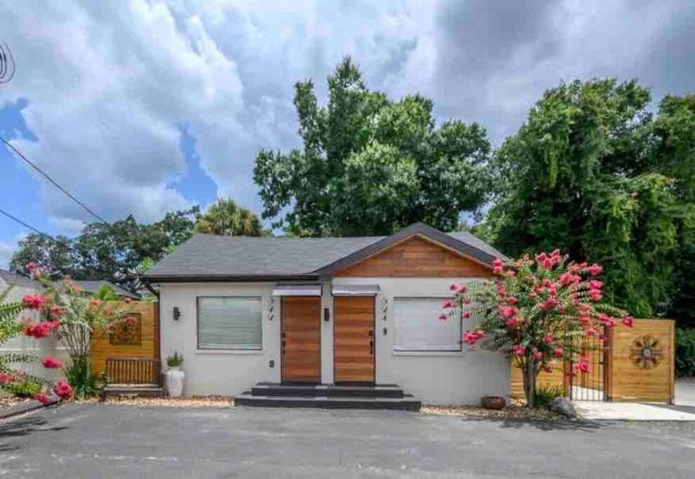 Chic pad in center of Seminole Heights-322 — 2