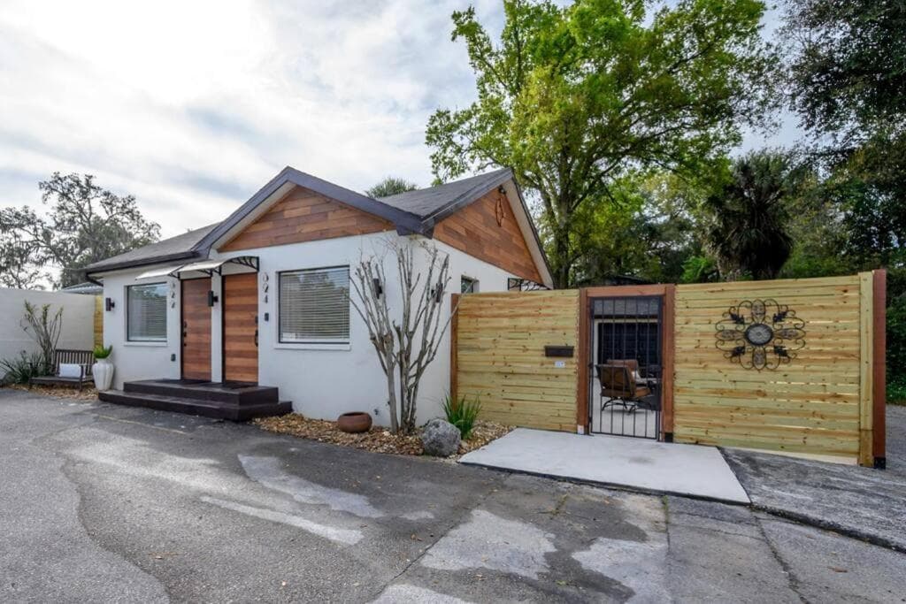 Chic pad in center of Seminole Heights-322 — 6