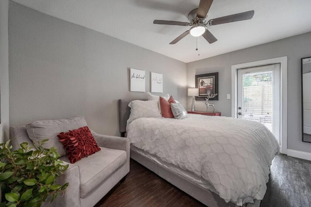 Chic pad in center of Seminole Heights-322 — 22