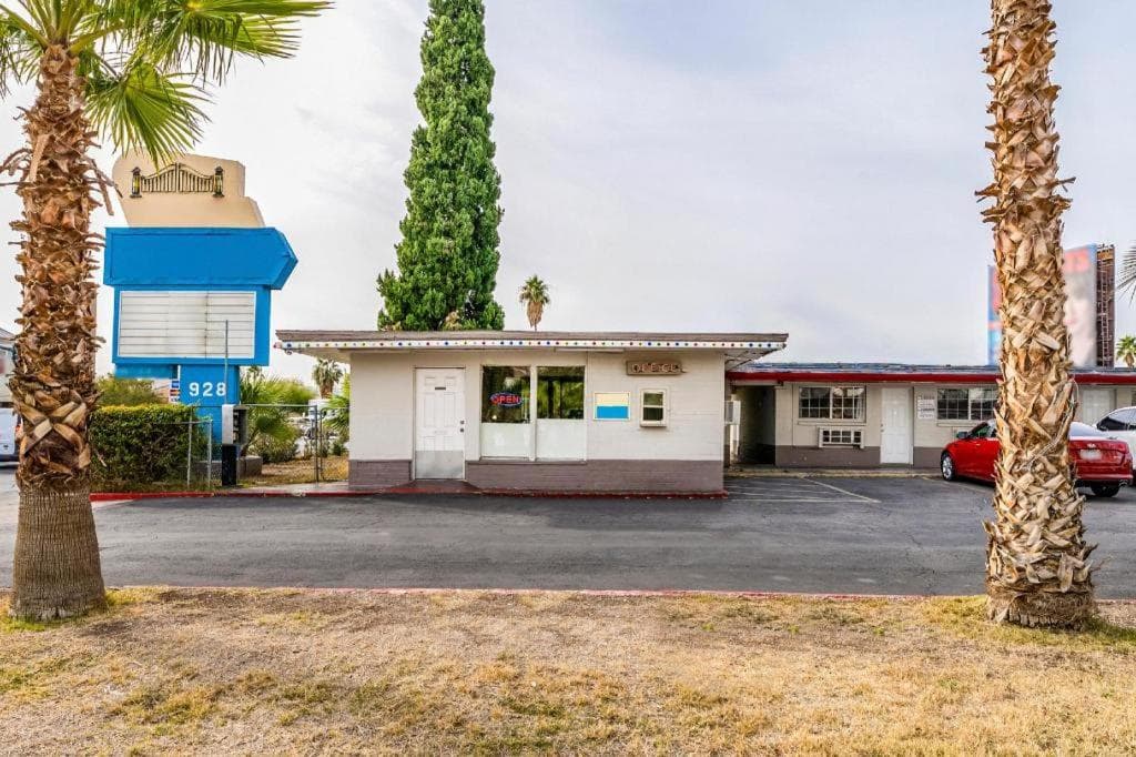 OYO Gateway Motel Las Vegas North Strip/Fremont St. Area — 1