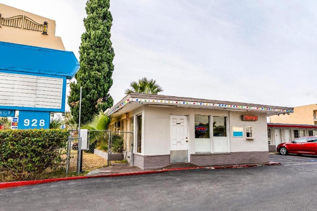 OYO Gateway Motel Las Vegas North Strip/Fremont St. Area — 6