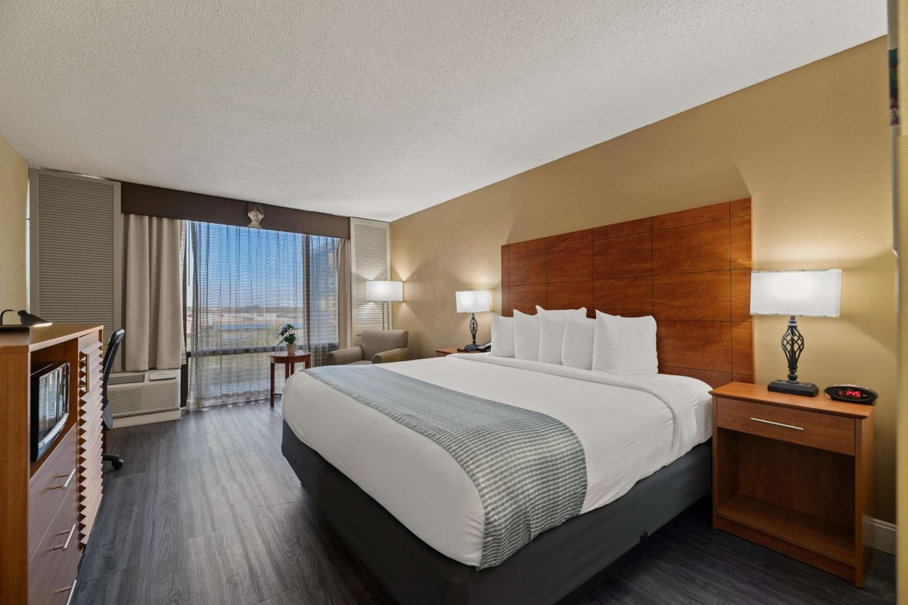 Best Western Orlando Gateway Hotel — 4