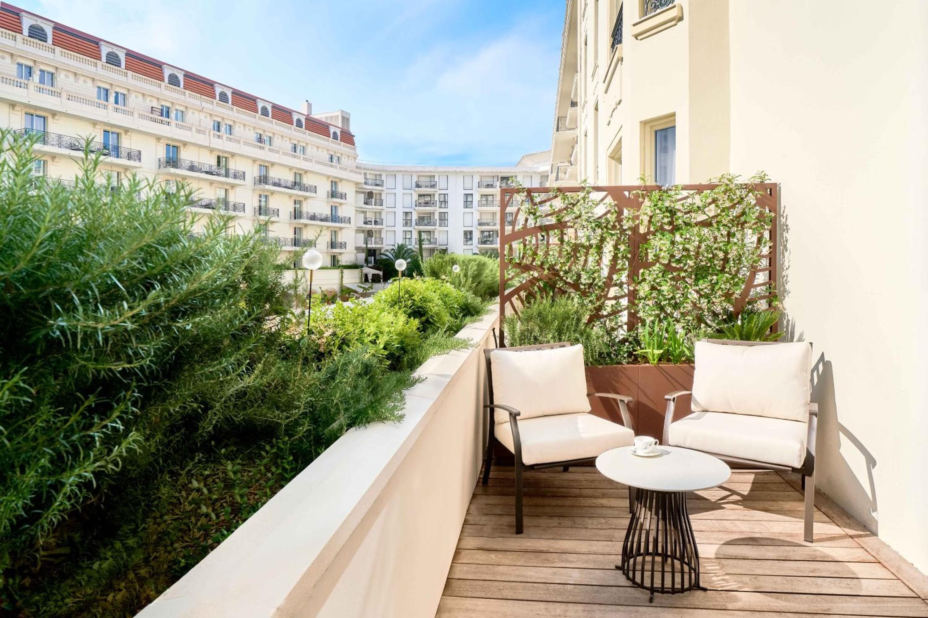 Carlton Cannes, un hotel regente — 14