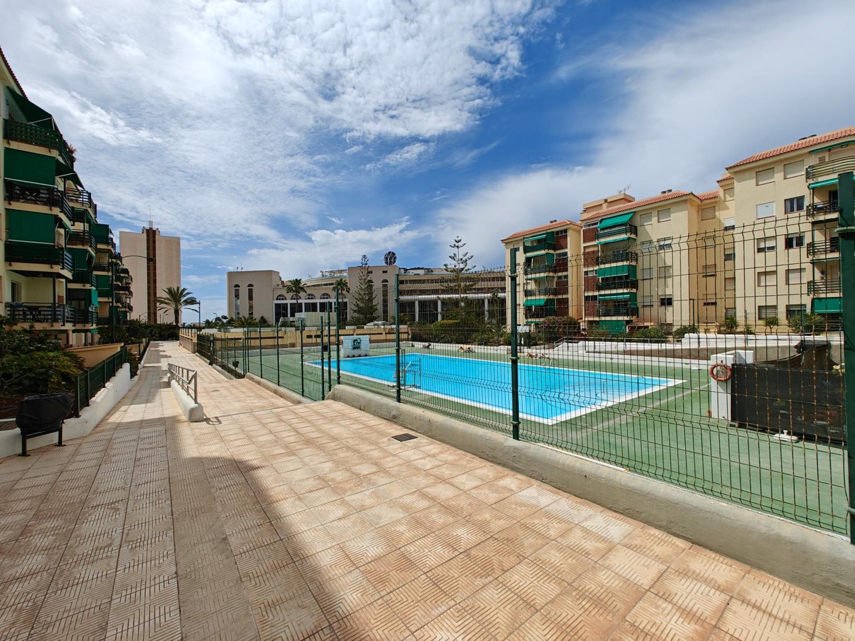 SUN APARTMENT - 3 bedrooms, priv parking, pool, AC, tv channels, fibre net — 1