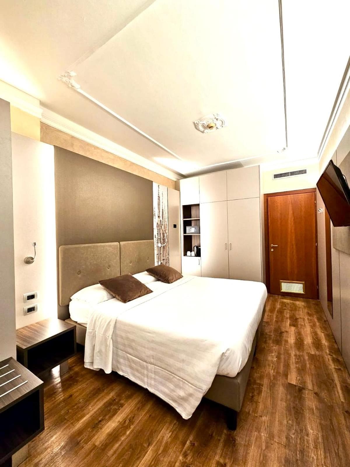 Hotel Mythos — 25