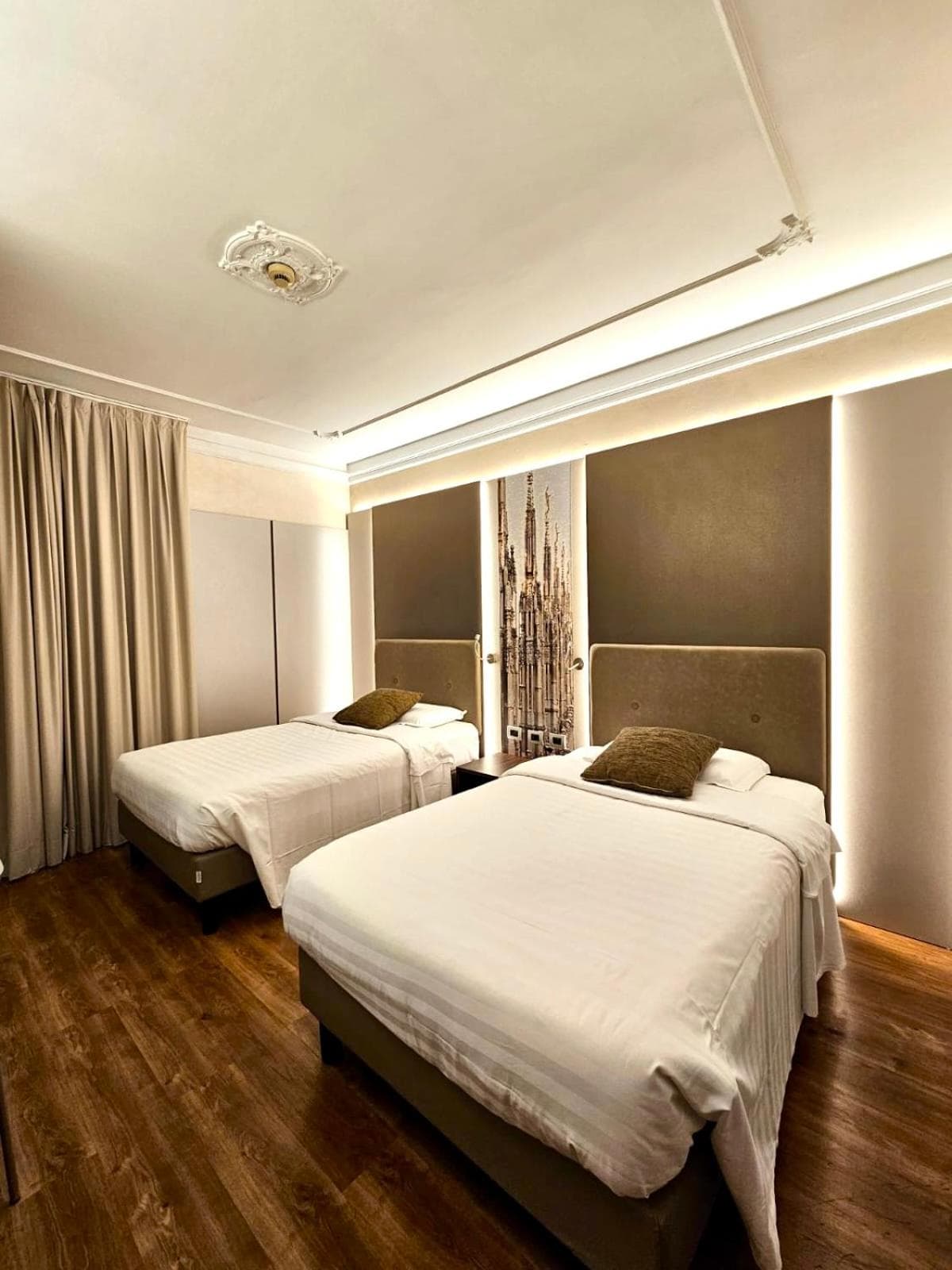 Hotel Mythos — 19