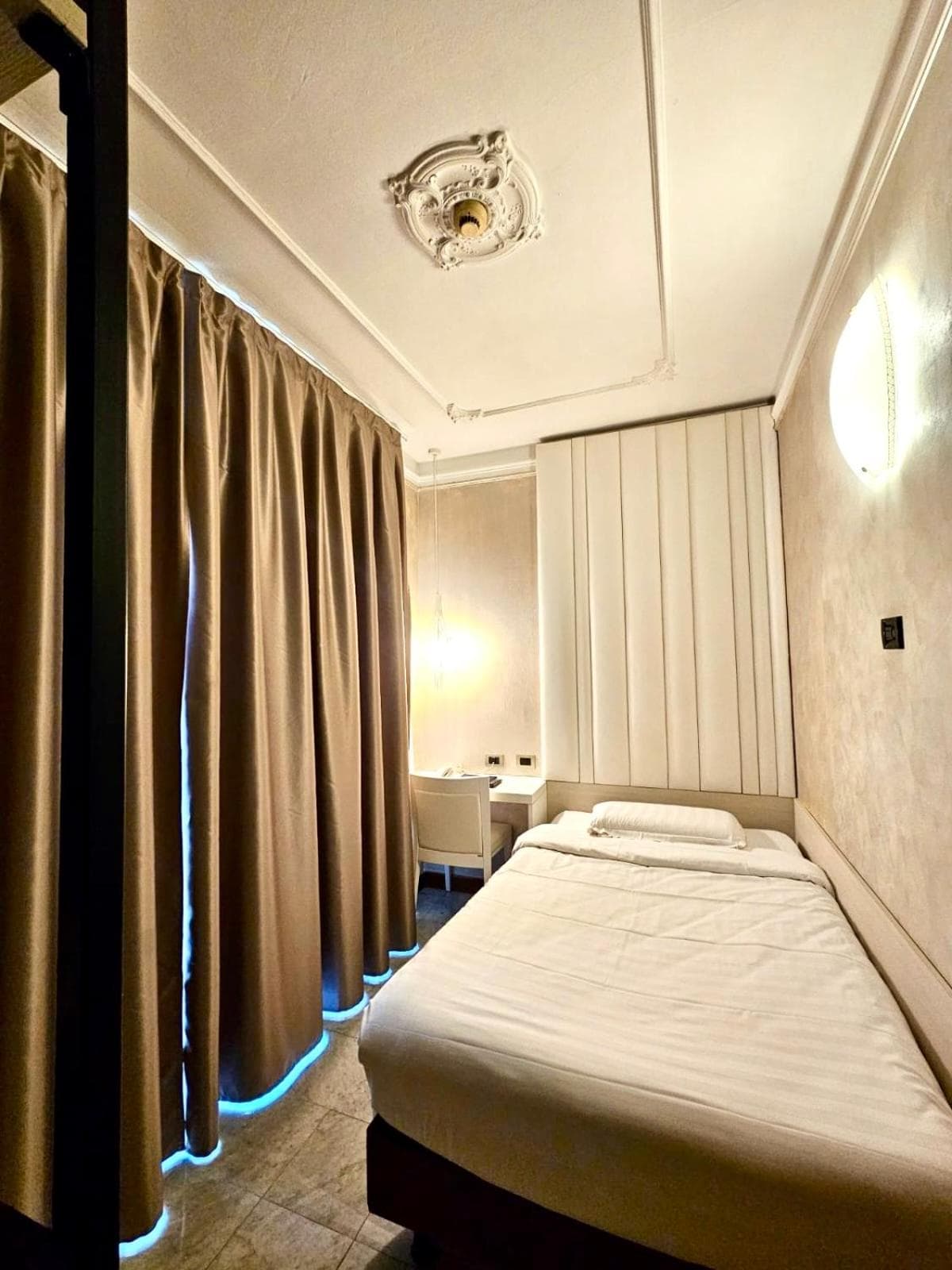 Hotel Mythos — 26