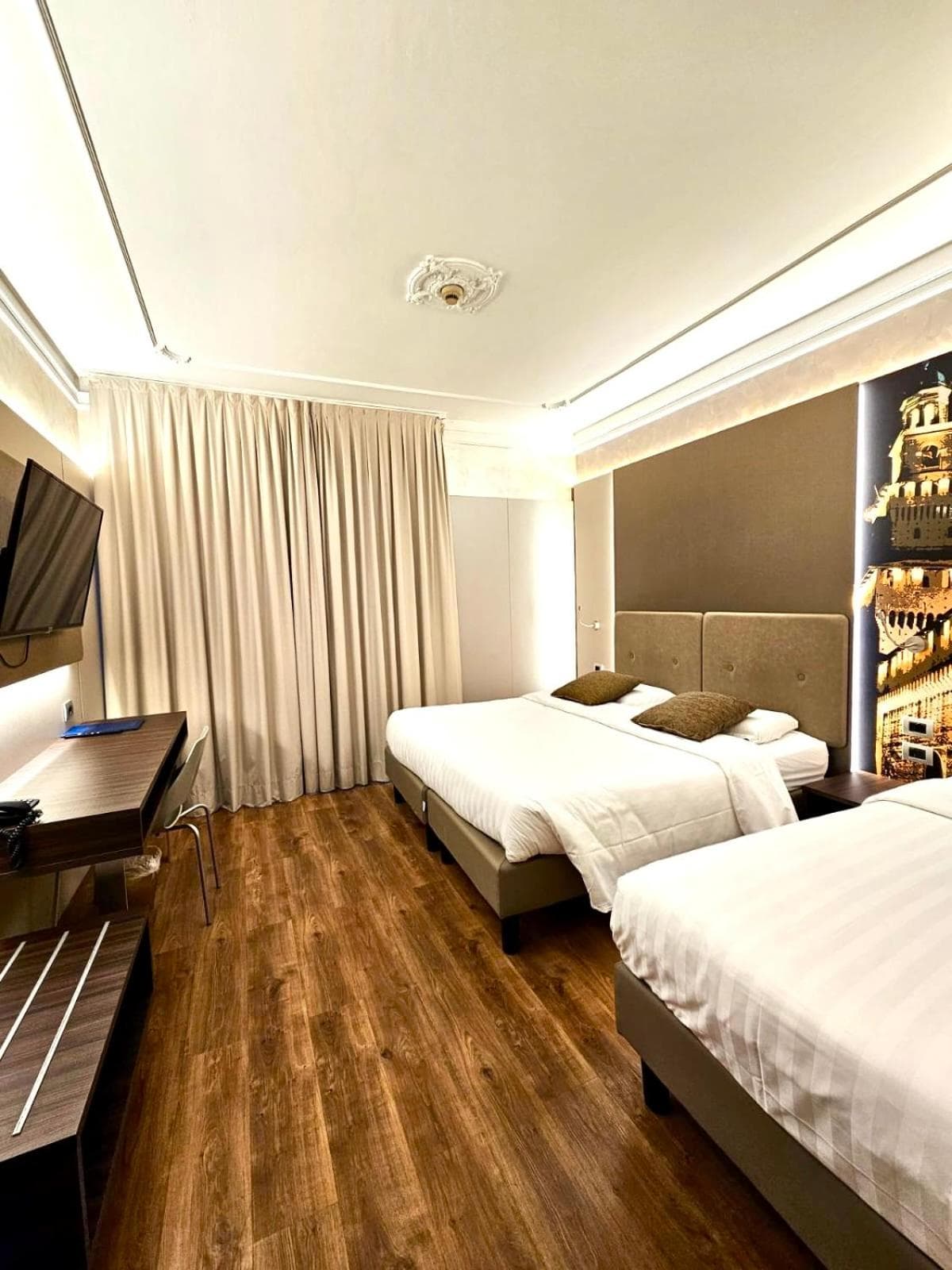 Hotel Mythos — 20