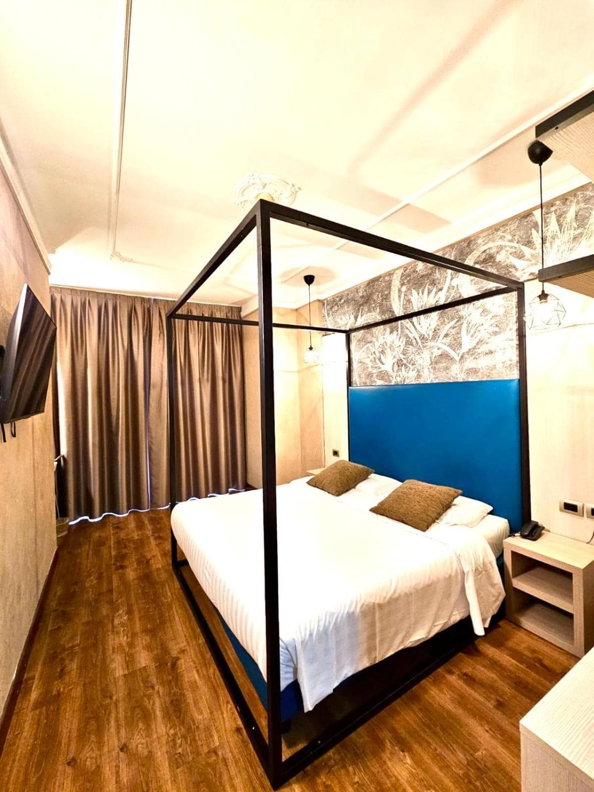 Hotel Mythos — 18
