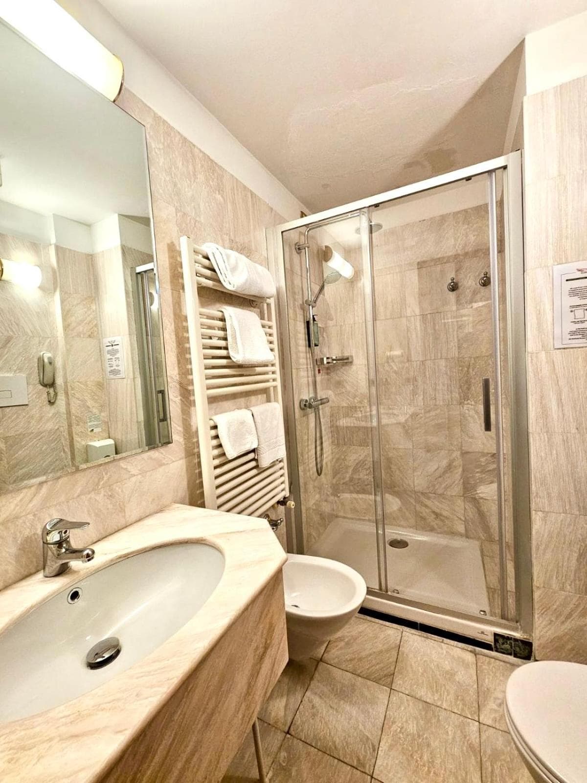 Hotel Mythos — 28
