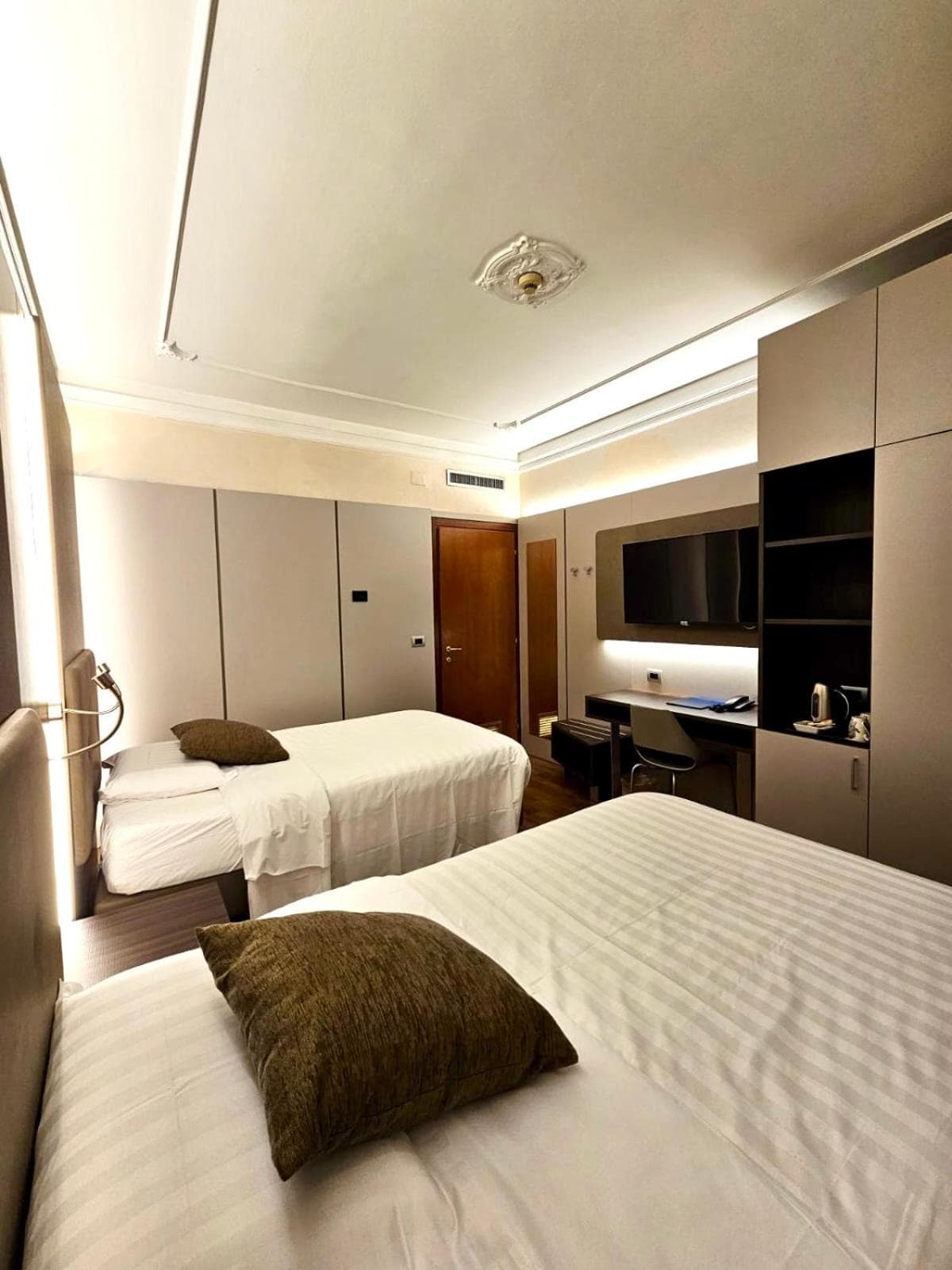 Hotel Mythos — 21