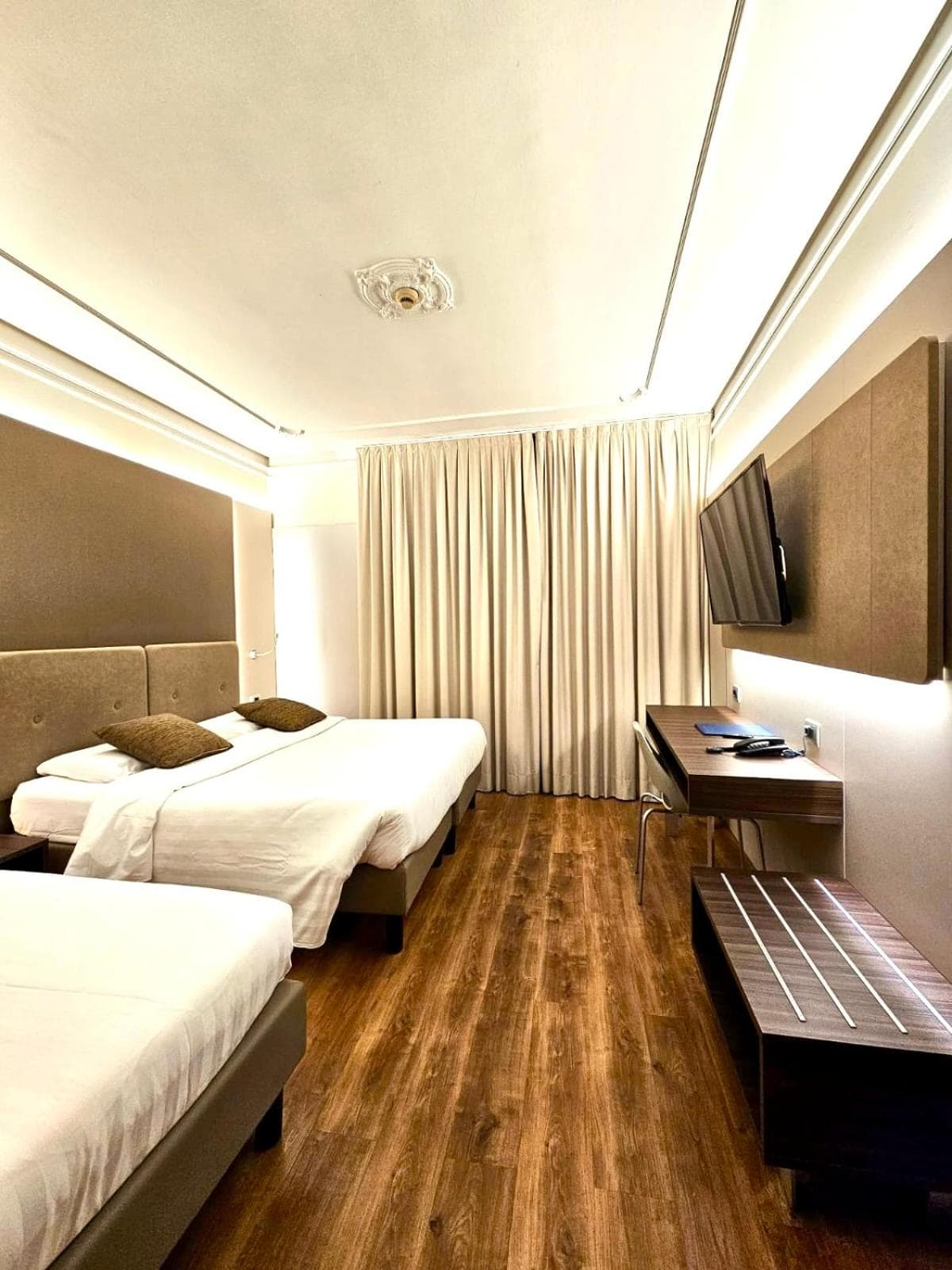 Hotel Mythos — 24