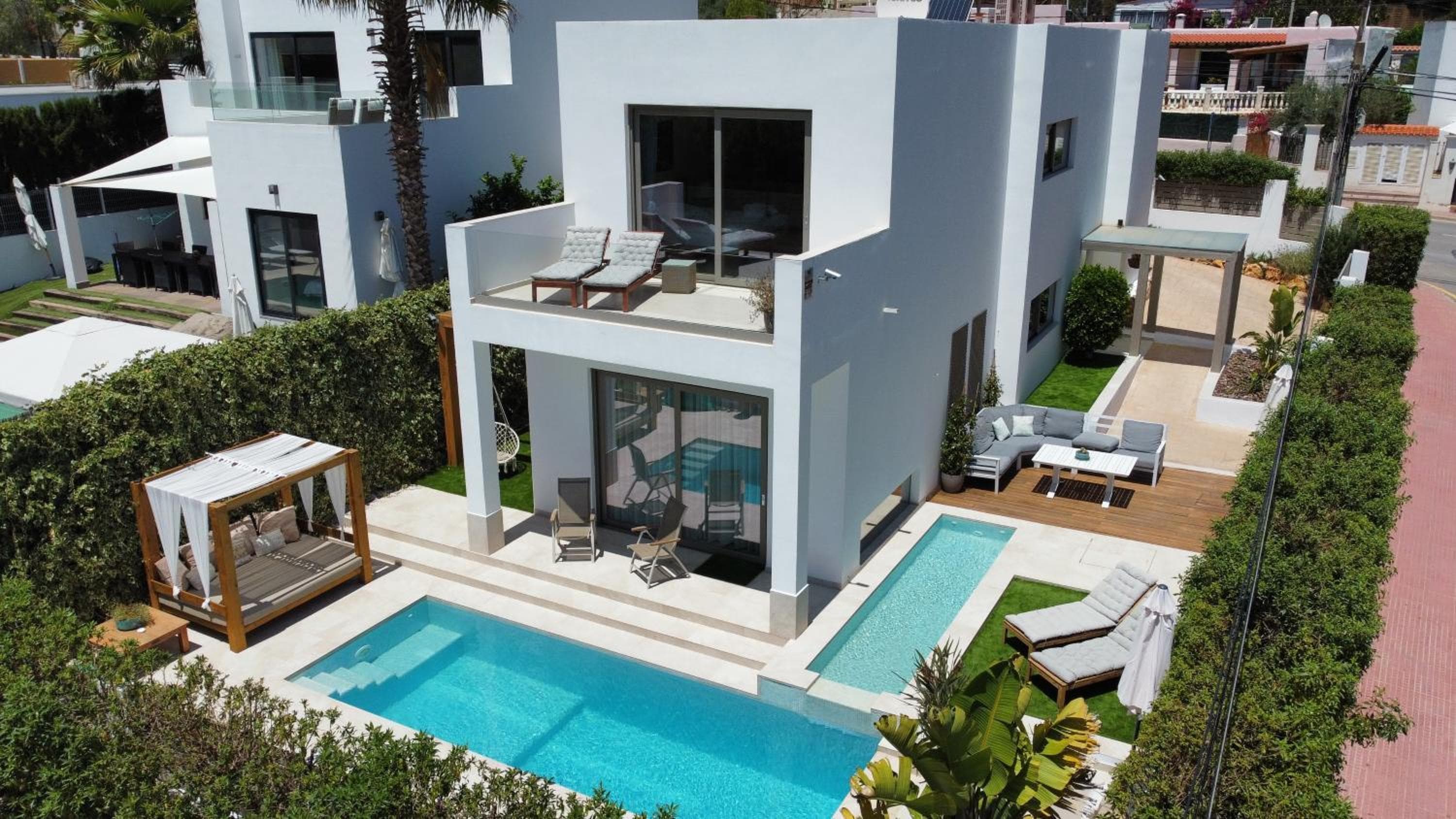 PERFECT FAMILY HOUSE CLOSE TO THE BEACH — 1
