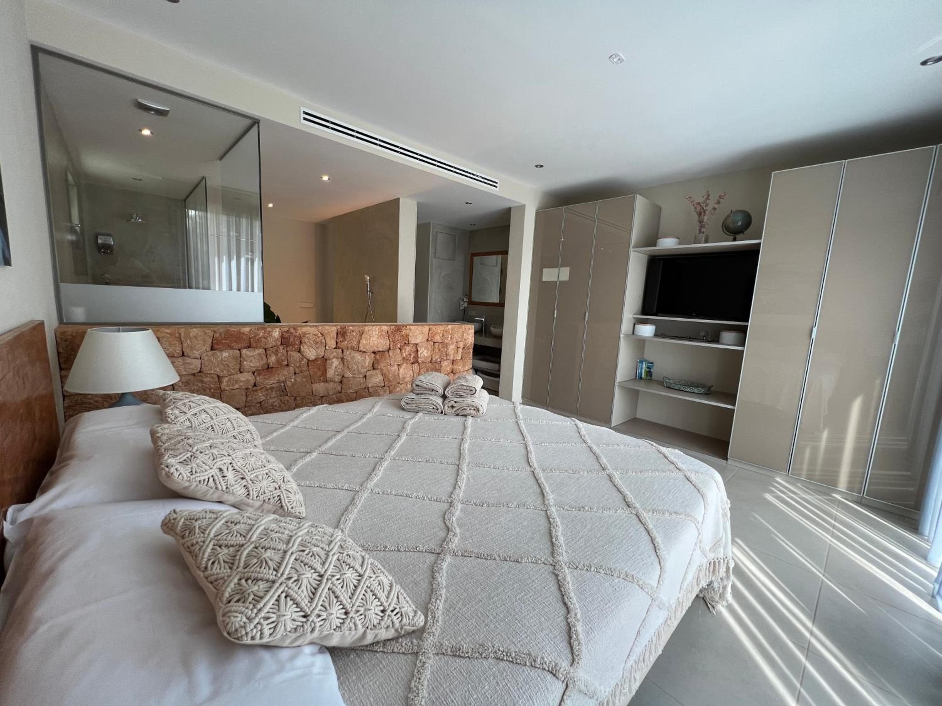 PERFECT FAMILY HOUSE CLOSE TO THE BEACH — 10