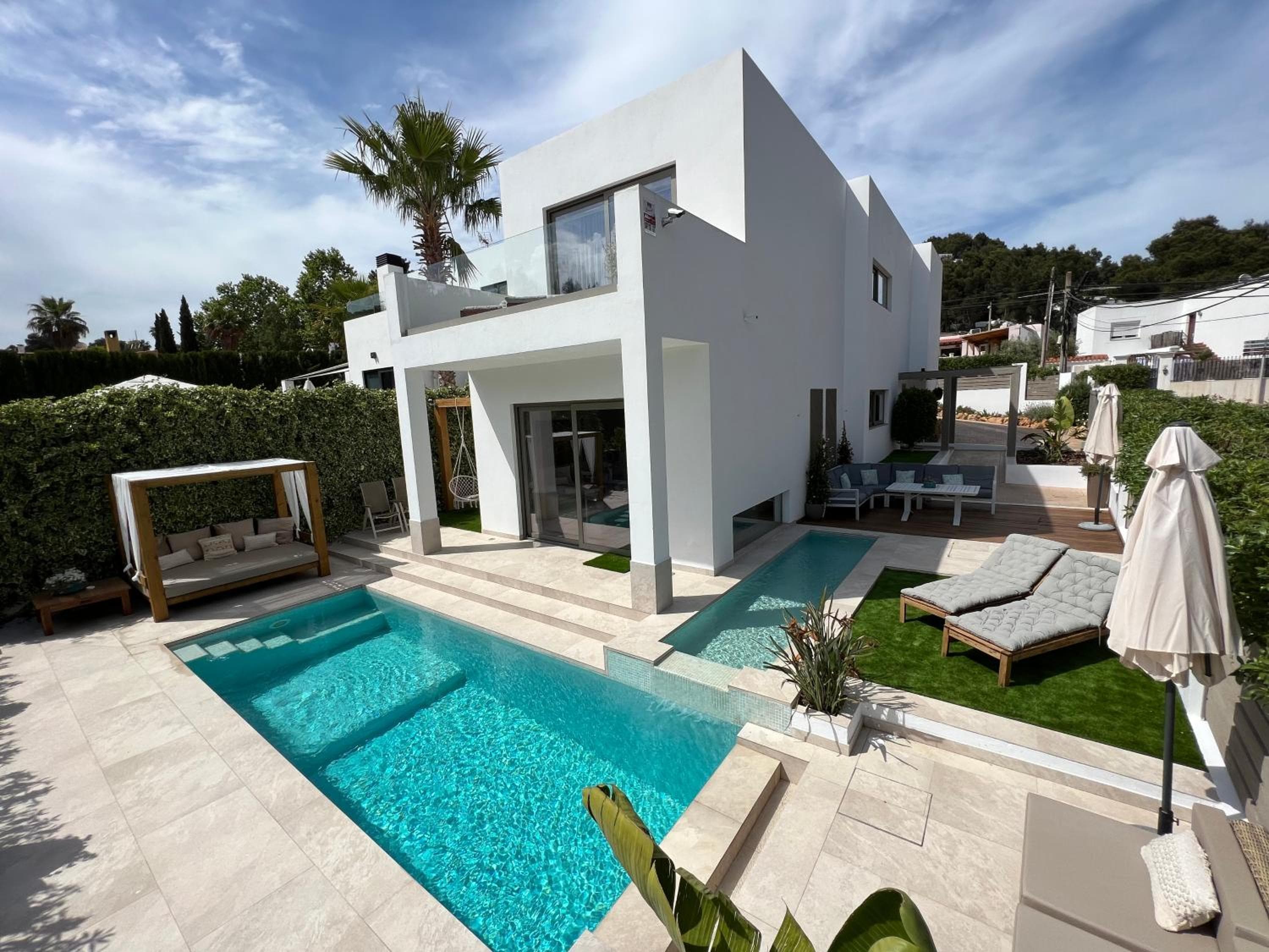 PERFECT FAMILY HOUSE CLOSE TO THE BEACH — 4