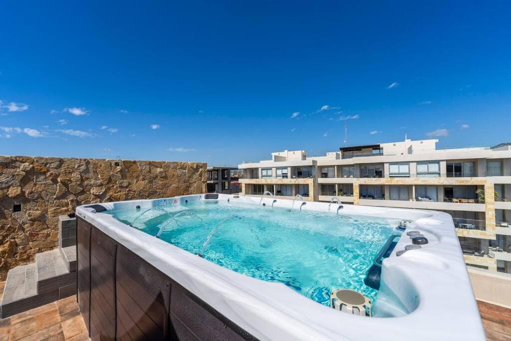 Penthouse with Private Jacuzzi and 4 Bedrooms — 17